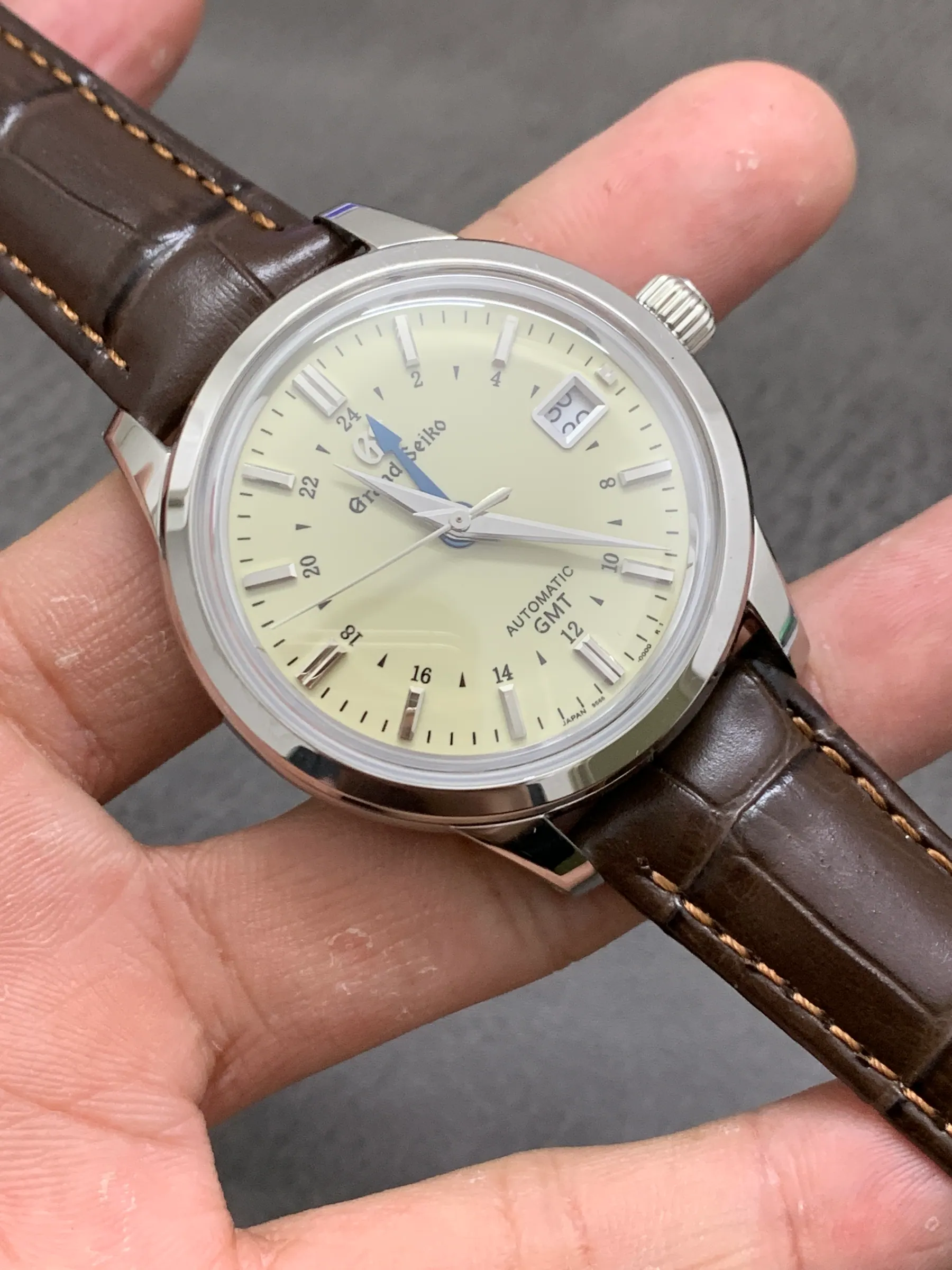 GS l NH34 机芯 l 39.5mm l Grand Seiko GMT SBGM221