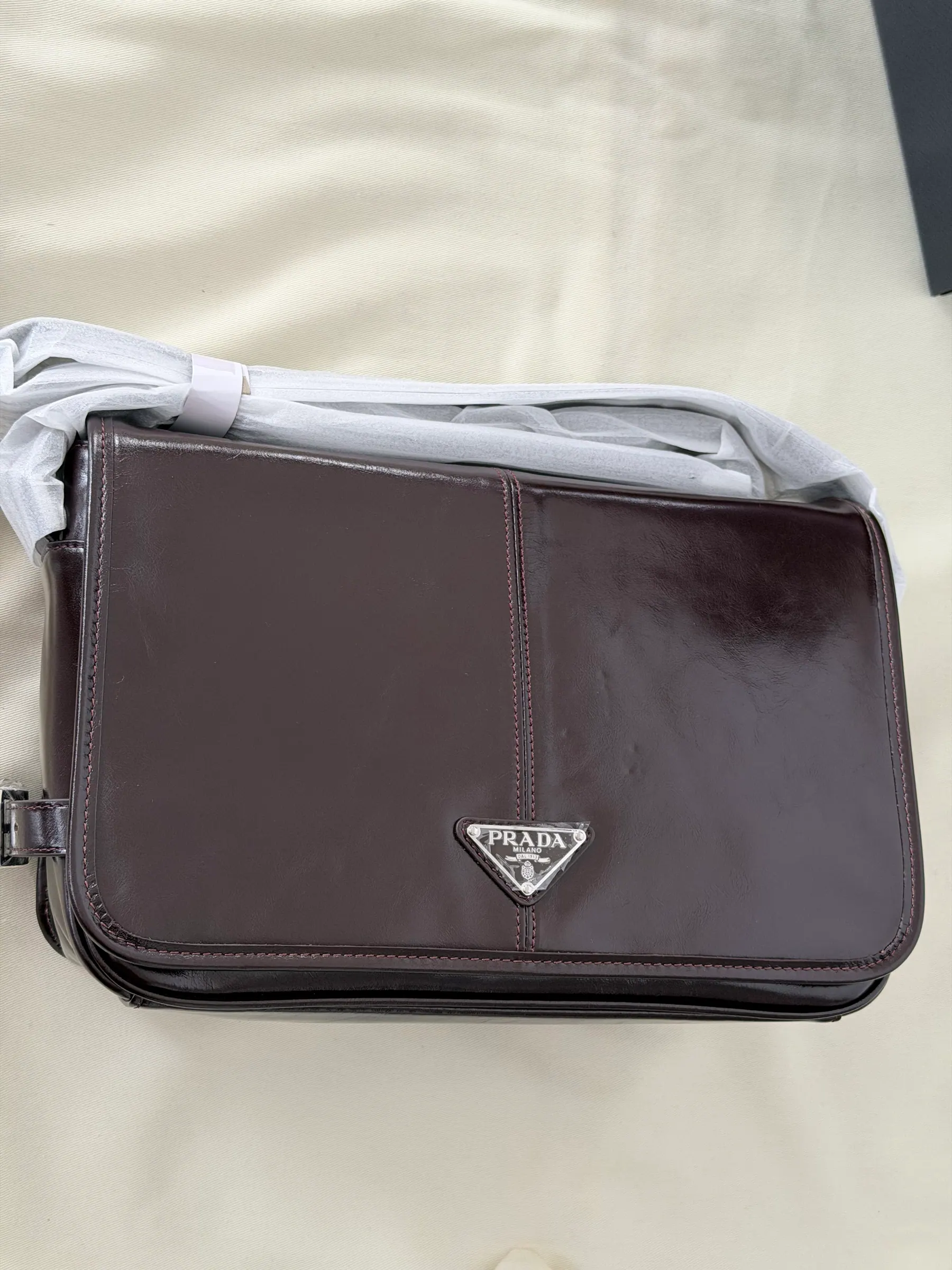 Prada 三角标志斜挎包 2VD073 30*20*11cm