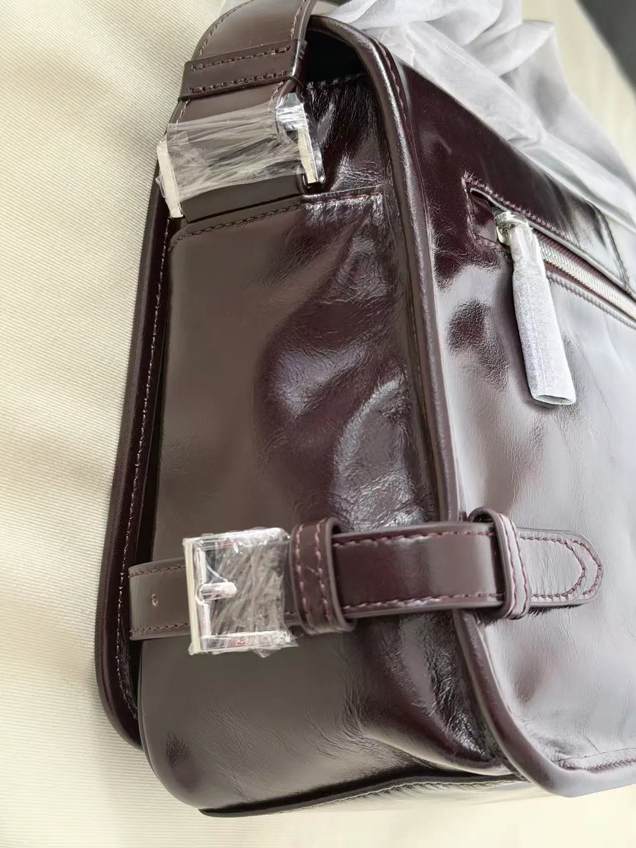 Prada 三角标志斜挎包 2VD073 30*20*11cm