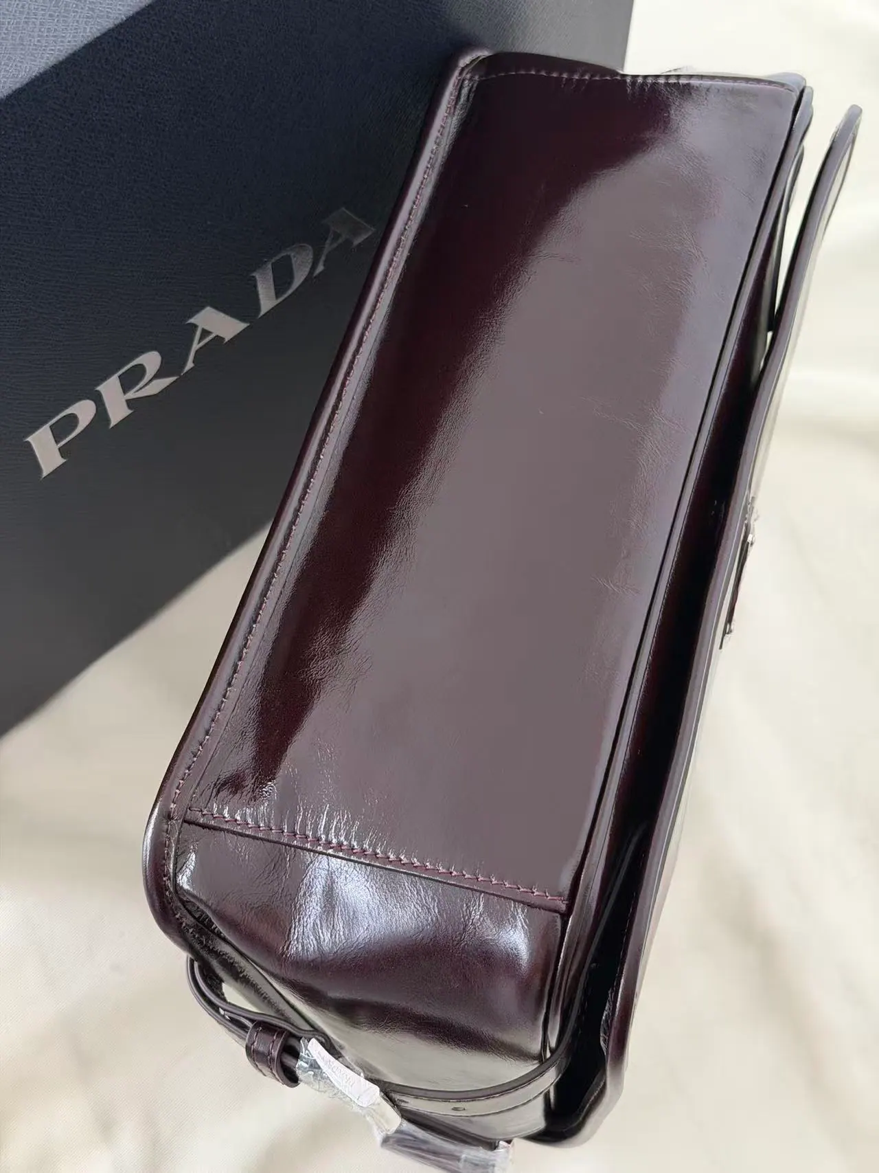 Prada 三角标志斜挎包 2VD073 30*20*11cm