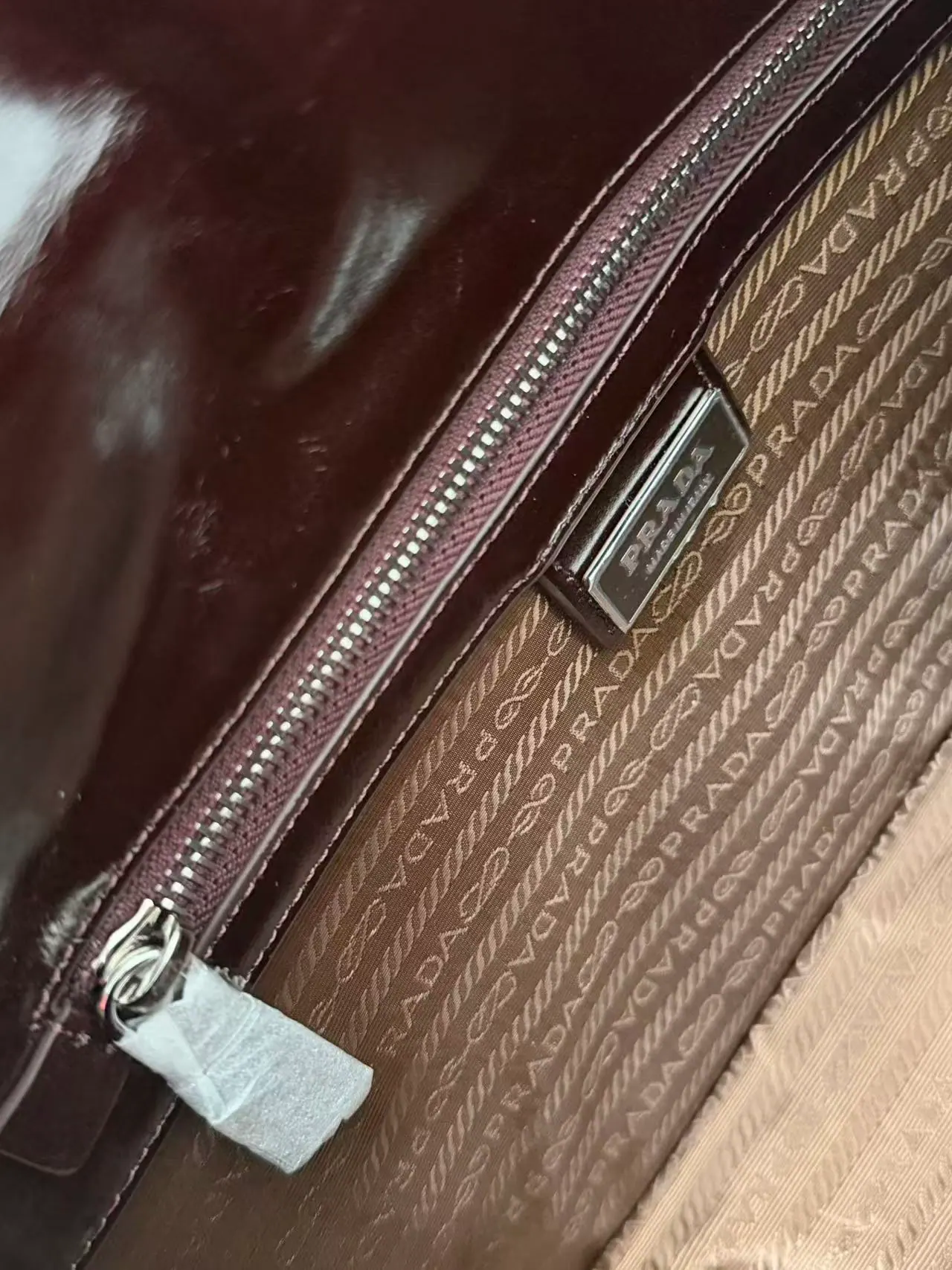 Prada 三角标志斜挎包 2VD073 30*20*11cm
