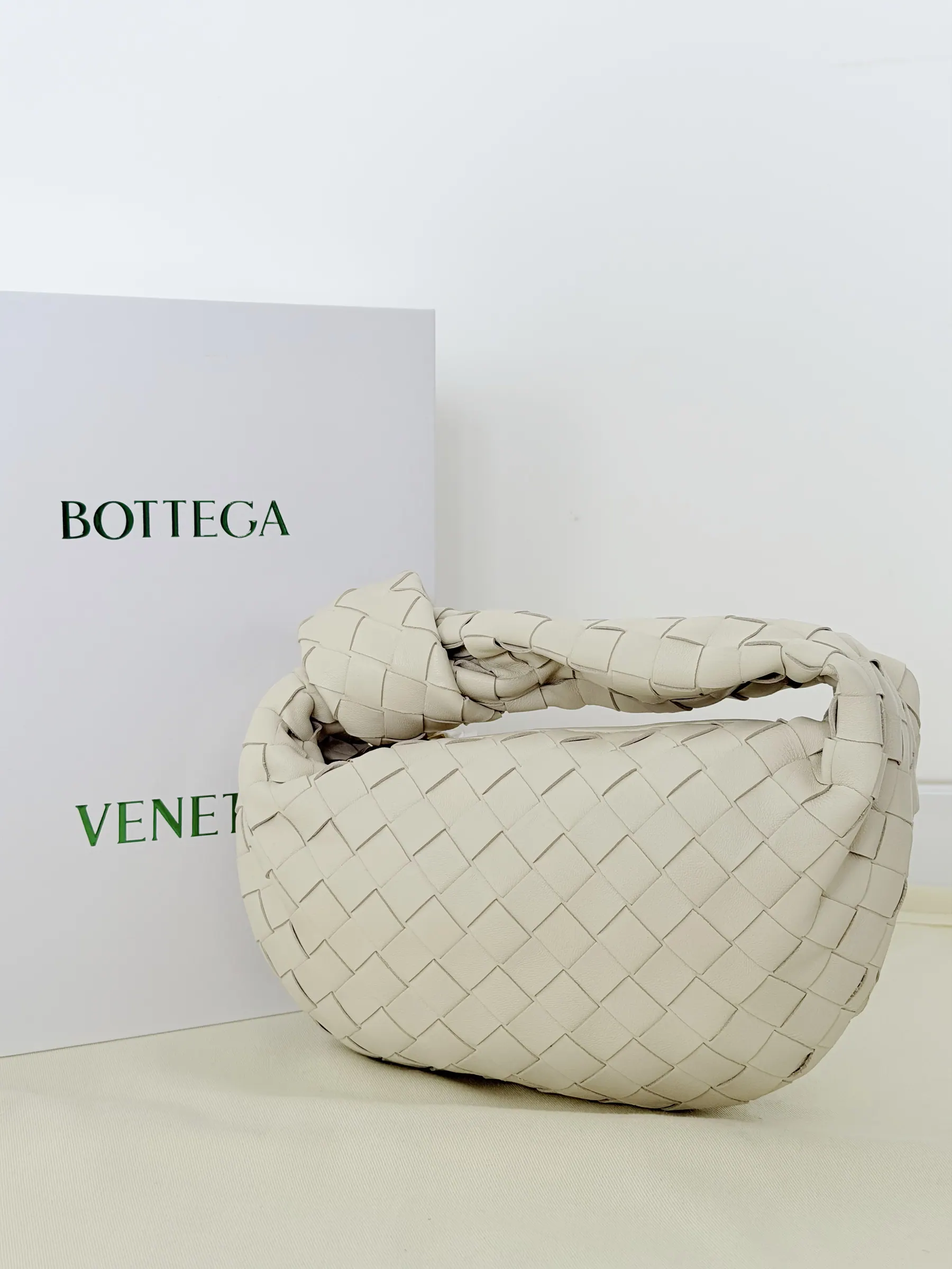 BOTTEGA VENETA 羊羔皮迷你 Jodie 包 651876 23*15*5cm