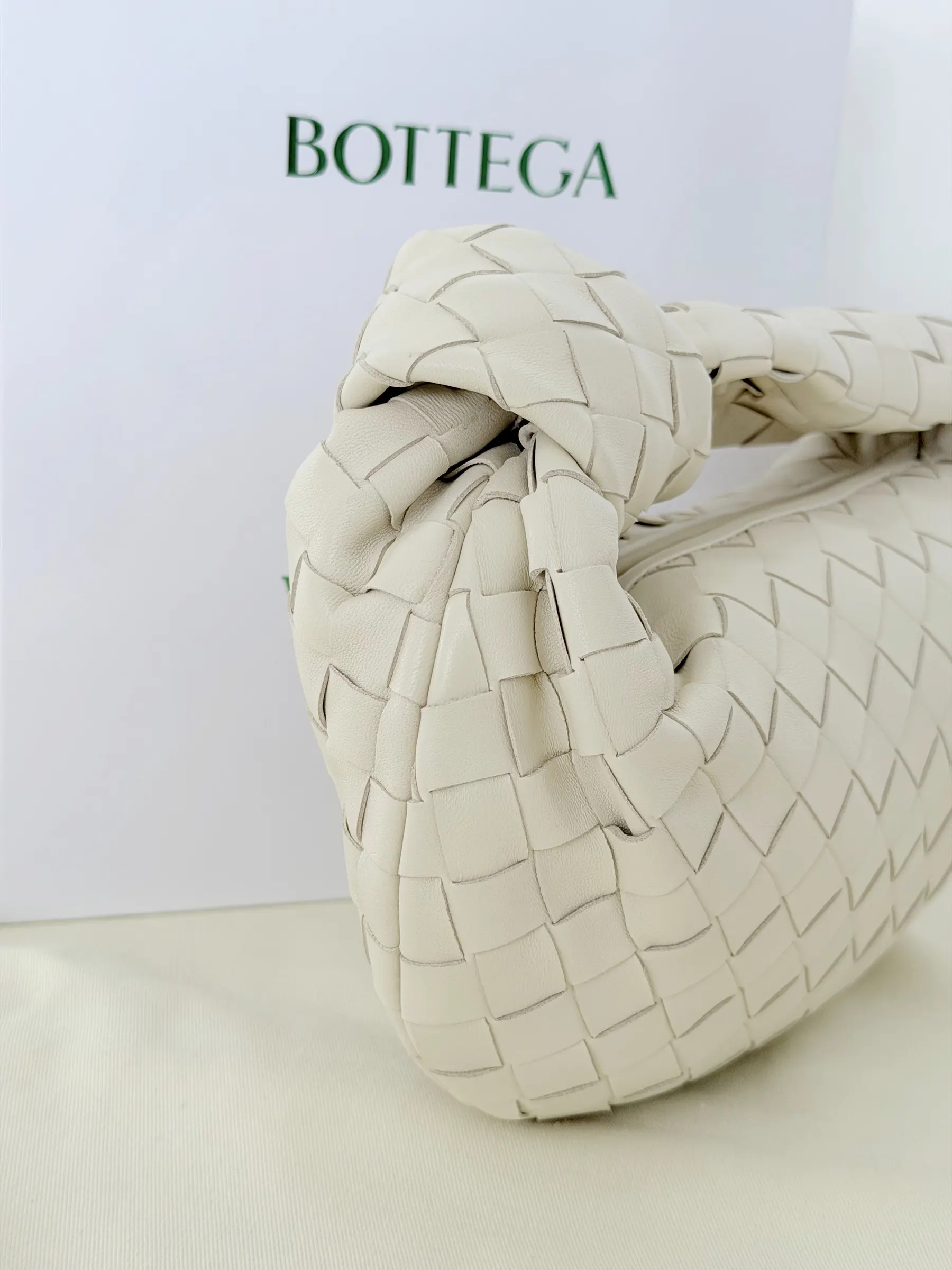 BOTTEGA VENETA 羊羔皮迷你 Jodie 包 651876 23*15*5cm