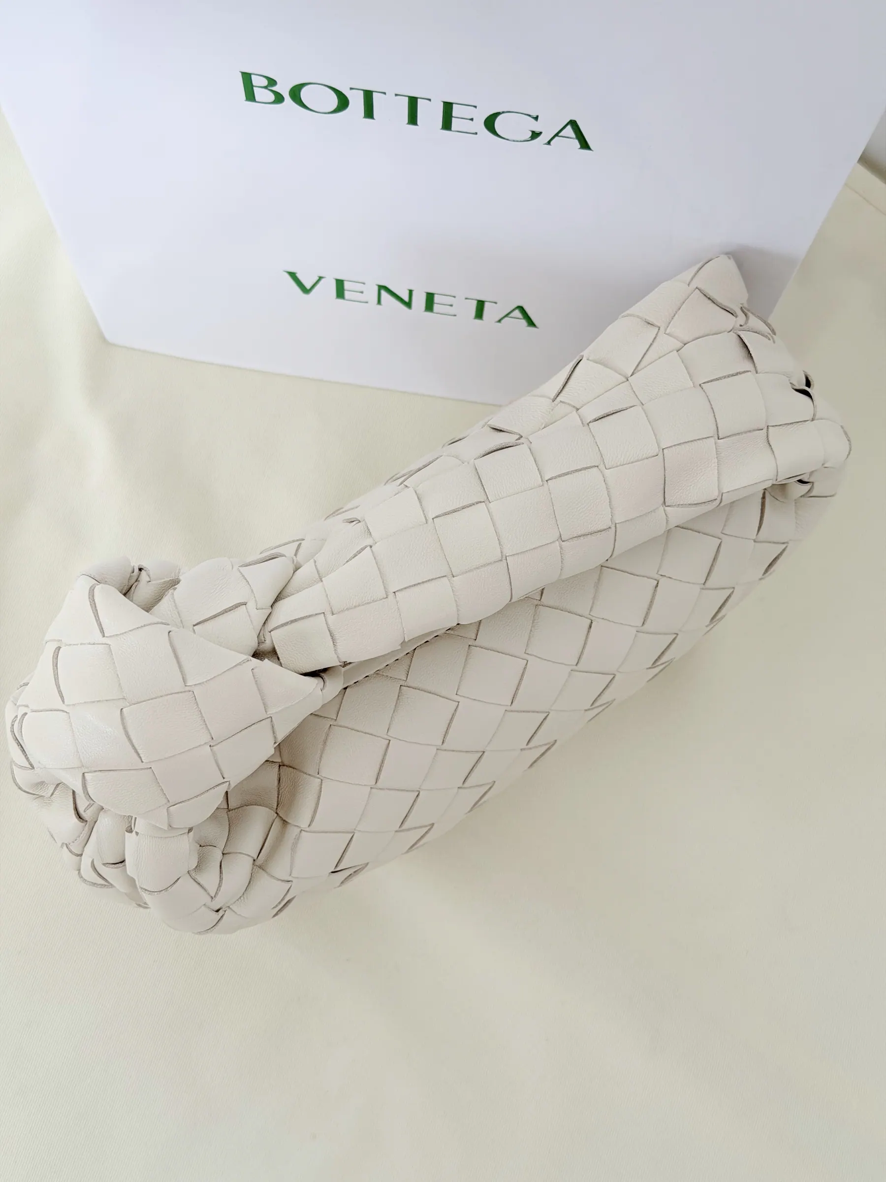 BOTTEGA VENETA 羊羔皮迷你 Jodie 包 651876 23*15*5cm