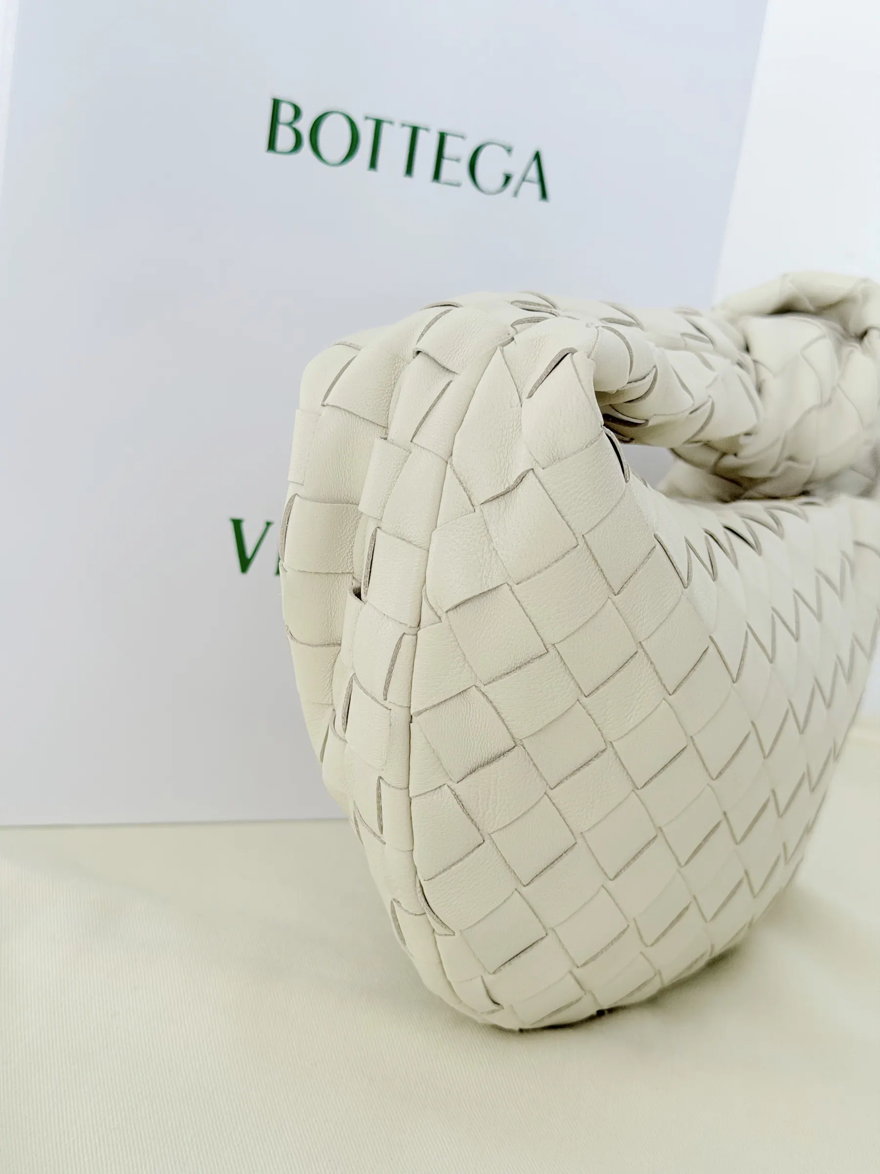 BOTTEGA VENETA 羊羔皮迷你 Jodie 包 651876 23*15*5cm