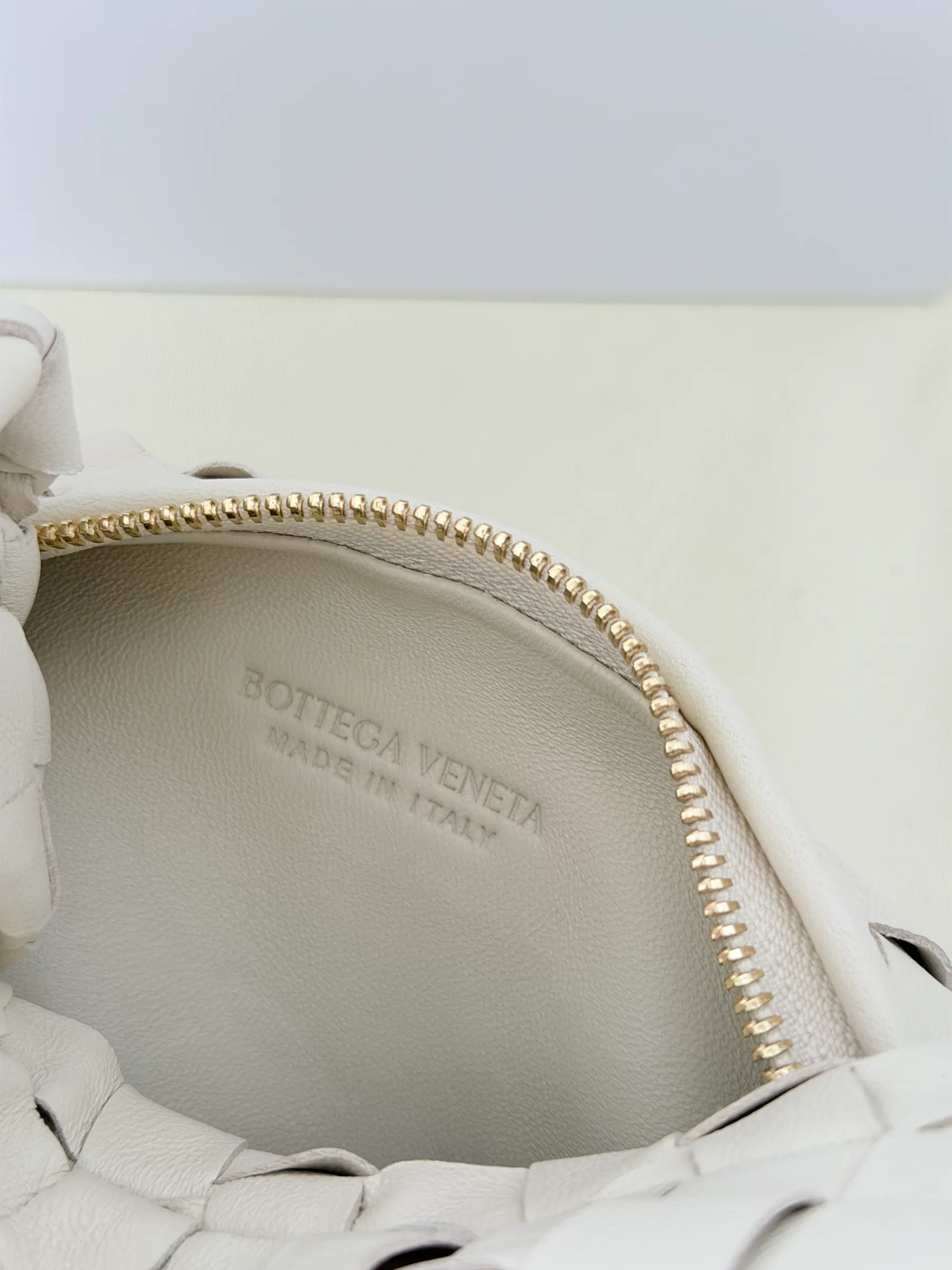 BOTTEGA VENETA 羊羔皮迷你 Jodie 包 651876 23*15*5cm