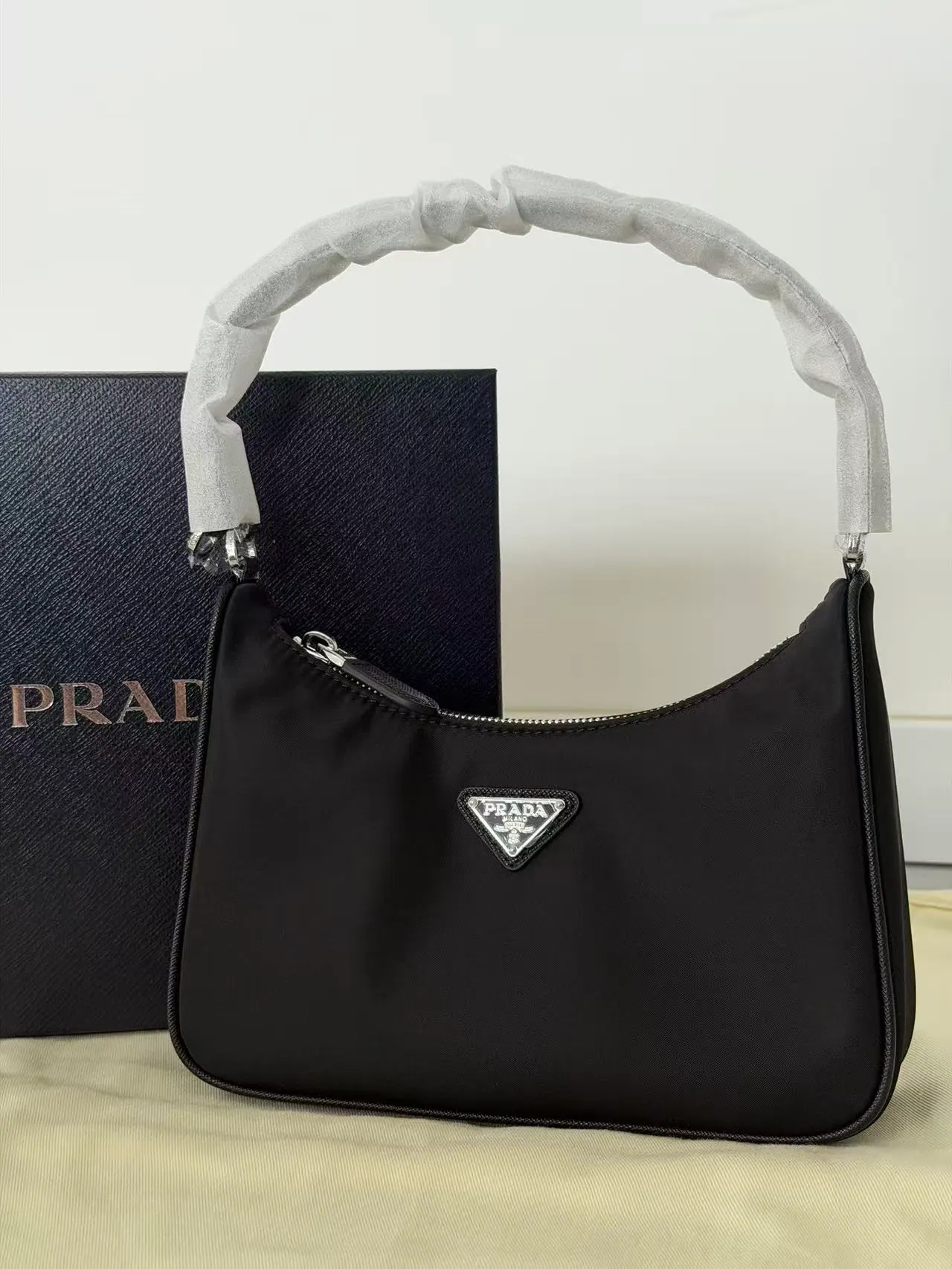 Prada Tessuto 尼龙迷你水桶包 1N204M 22x18x6cm
