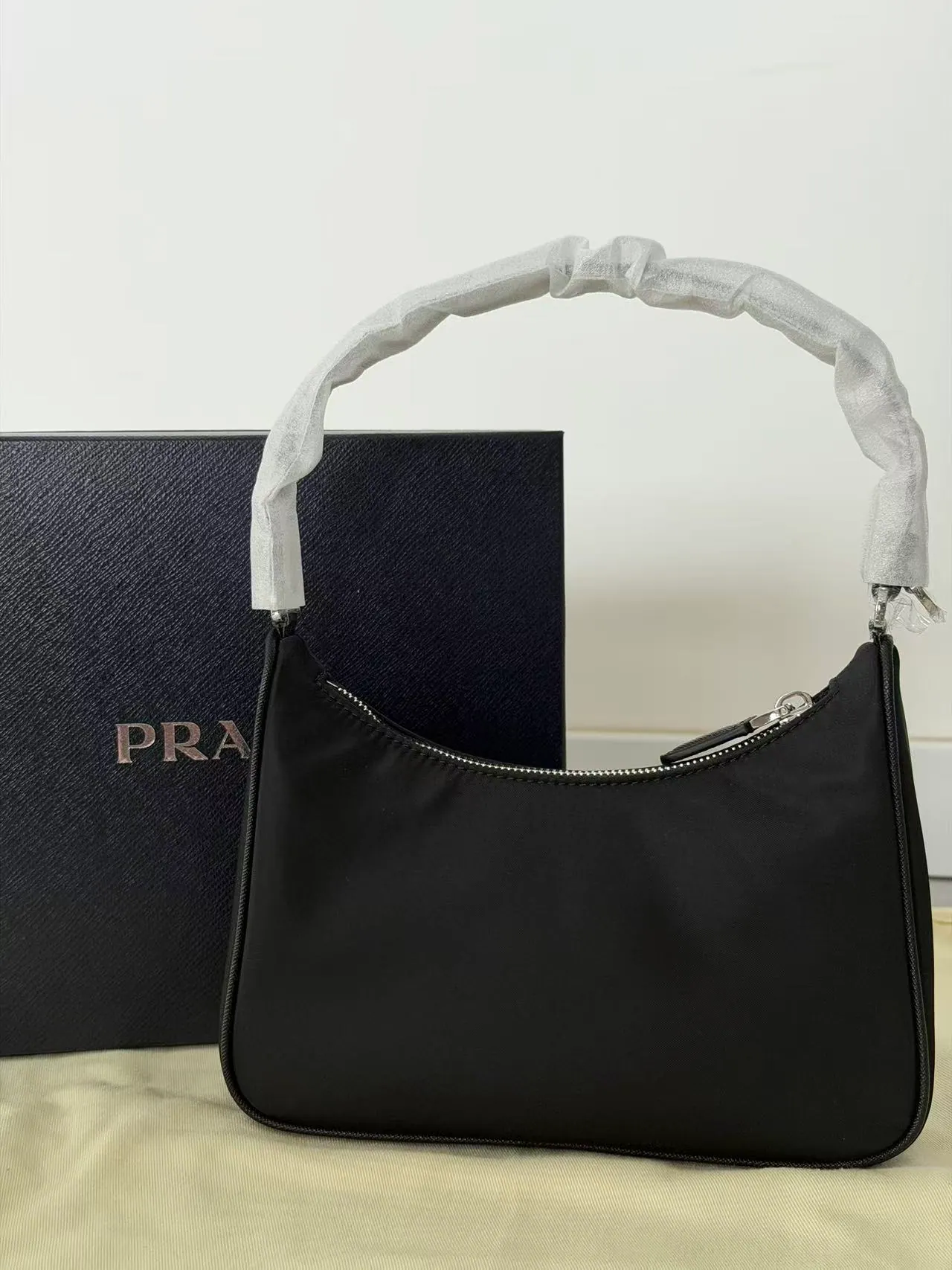 Prada Tessuto 尼龙迷你水桶包 1N204M 22x18x6cm