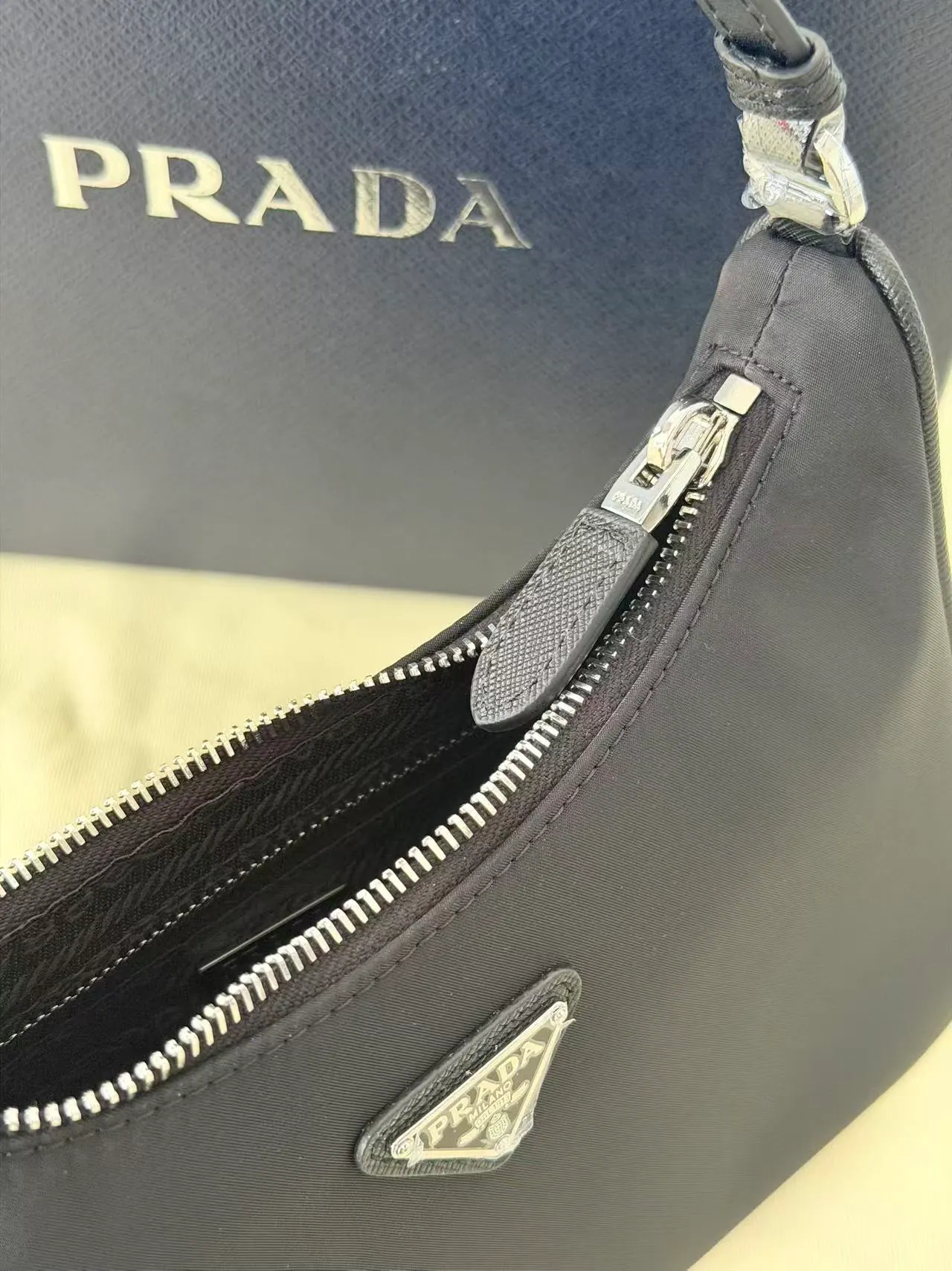 Prada Tessuto 尼龙迷你水桶包 1N204M 22x18x6cm