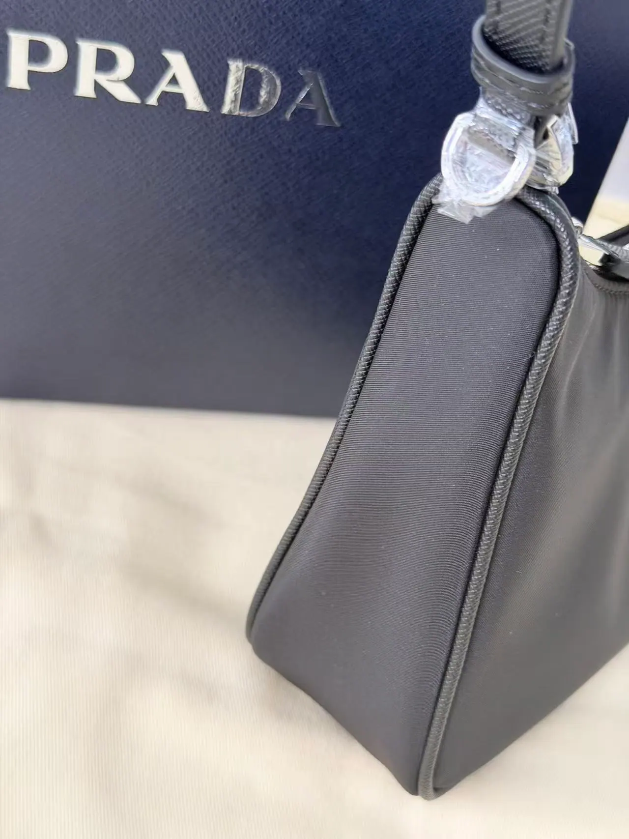 Prada Tessuto 尼龙迷你水桶包 1N204M 22x18x6cm