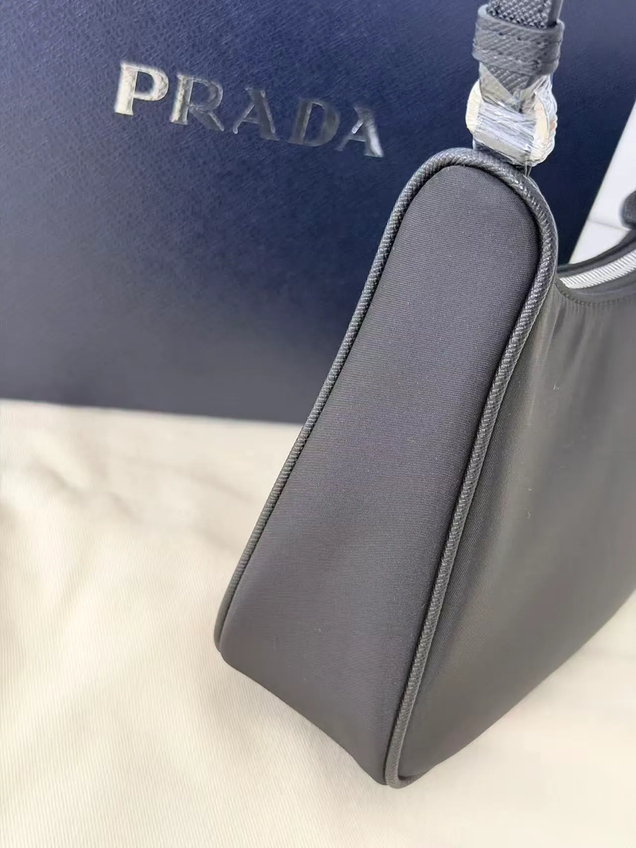 Prada Tessuto 尼龙迷你水桶包 1N204M 22x18x6cm