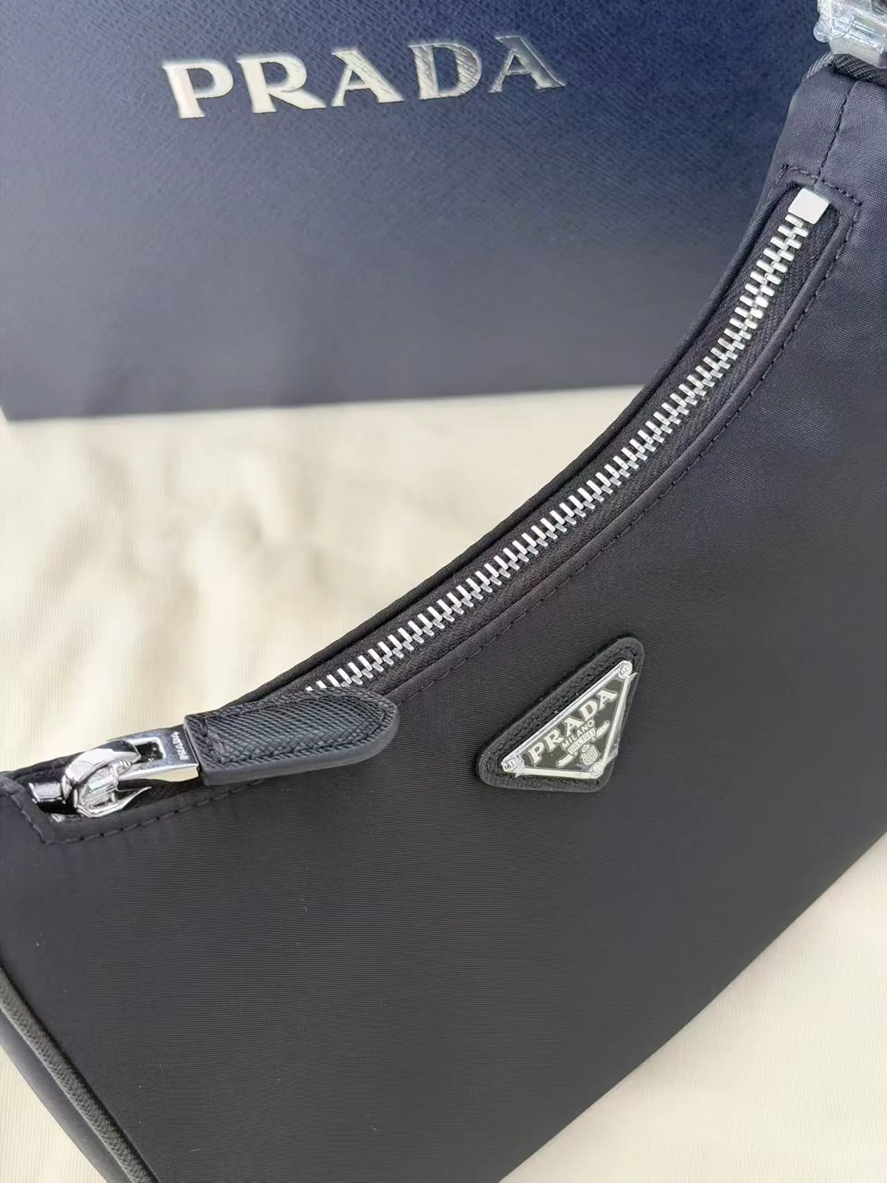 Prada Tessuto 尼龙迷你水桶包 1N204M 22x18x6cm