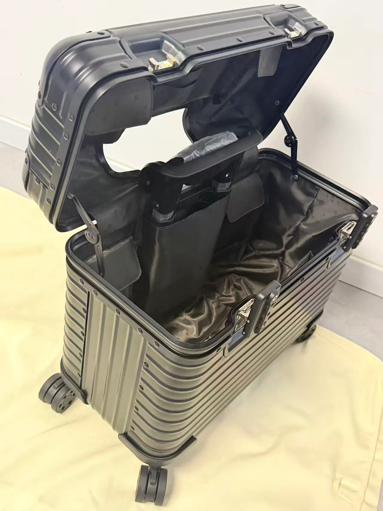 RIMOWA Topas 飞行员登机箱 42 x 50 x 23cm