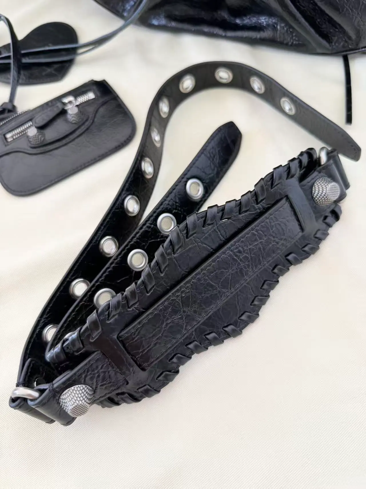 Balenciaga Le Cagole 皮革单肩包 33x16x8.4cm