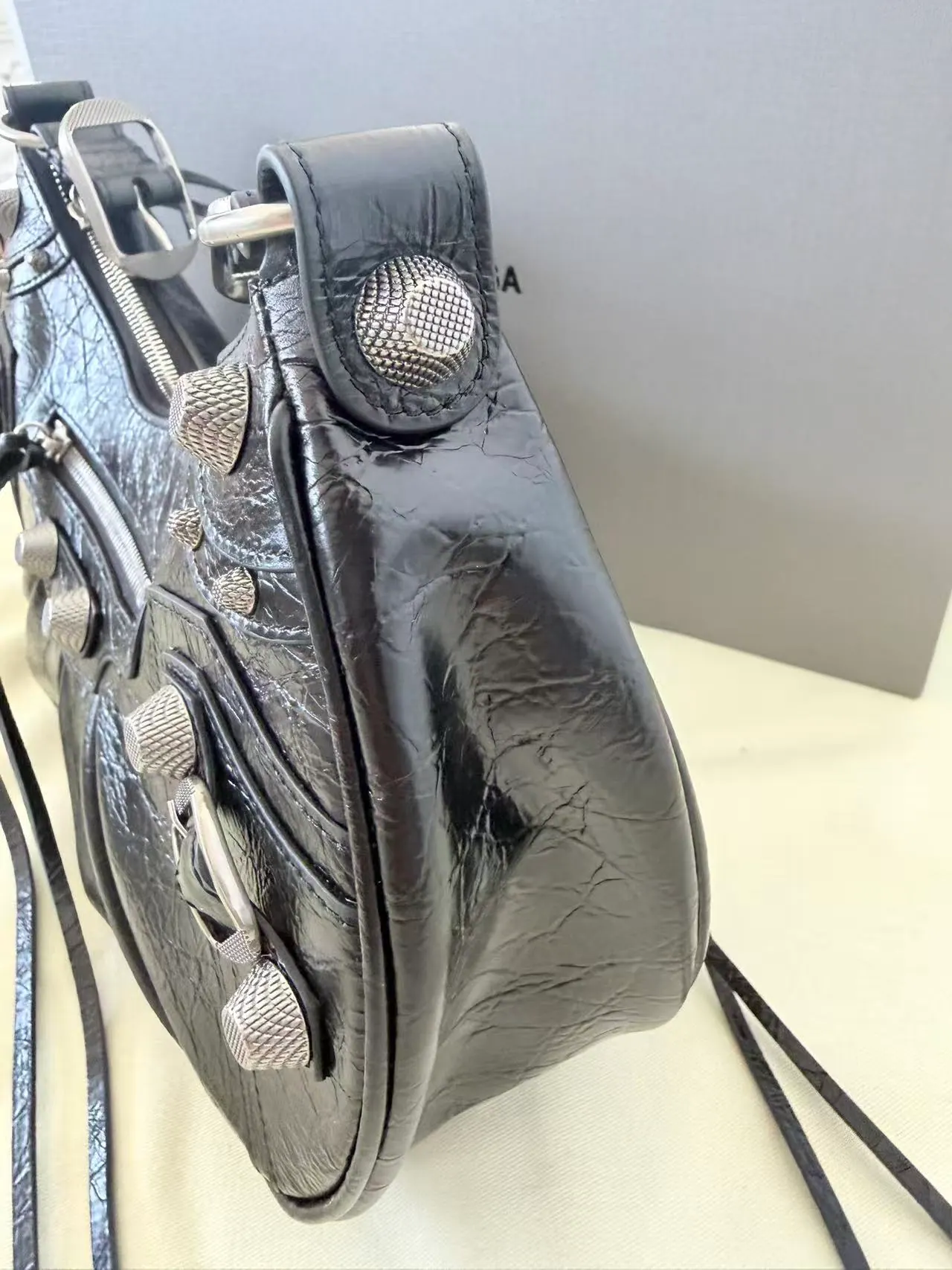 Balenciaga Le Cagole 皮革单肩包 33x16x8.4cm