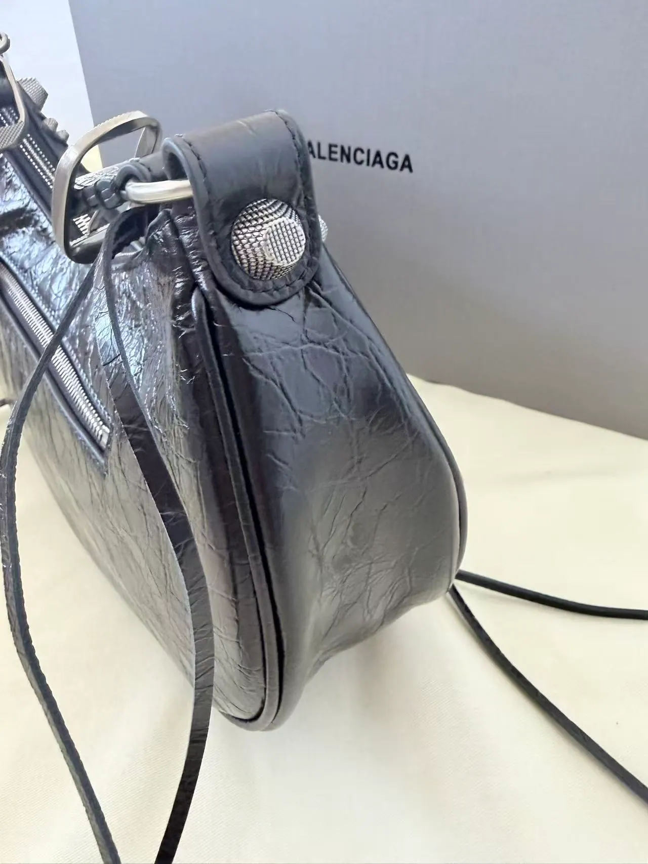 Balenciaga Le Cagole 皮革单肩包 33x16x8.4cm
