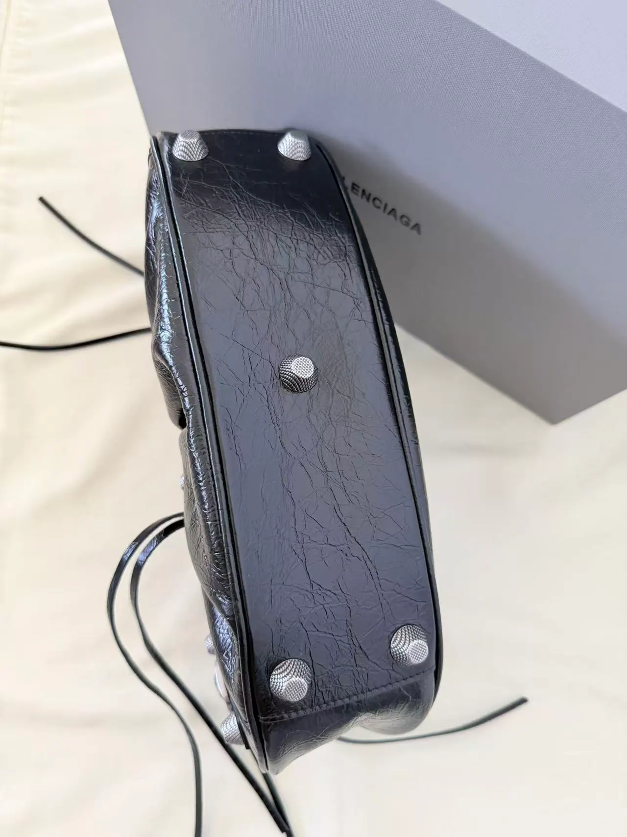 Balenciaga Le Cagole 皮革单肩包 33x16x8.4cm