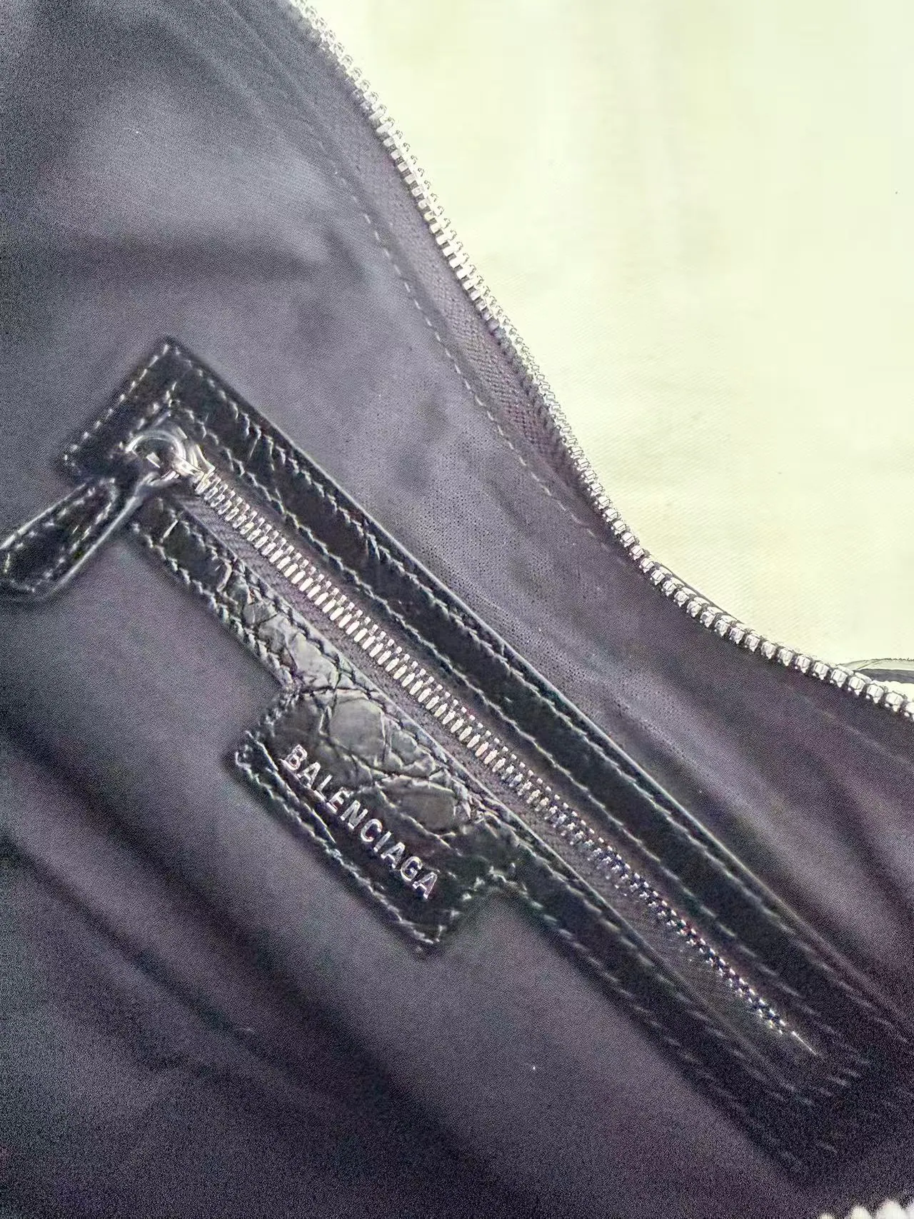 Balenciaga Le Cagole 皮革单肩包 33x16x8.4cm