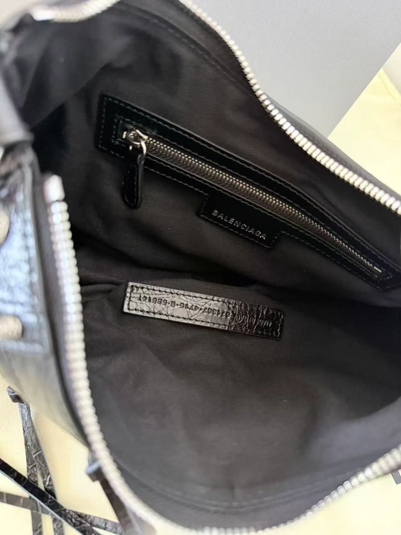 Balenciaga Le Cagole 皮革单肩包 33x16x8.4cm