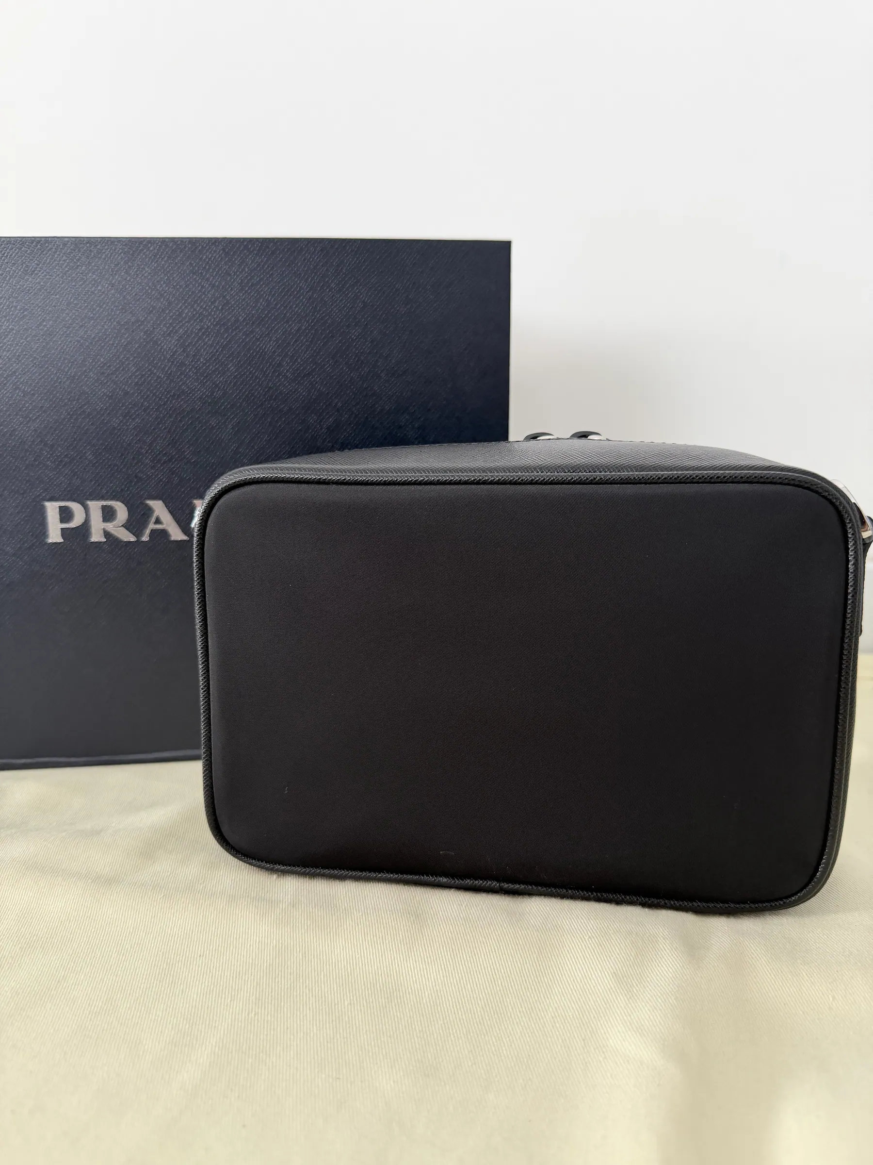 Prada Brique 再生尼龙和 Saffiano 皮革手袋 2VH070 19x12.5x5.5cm