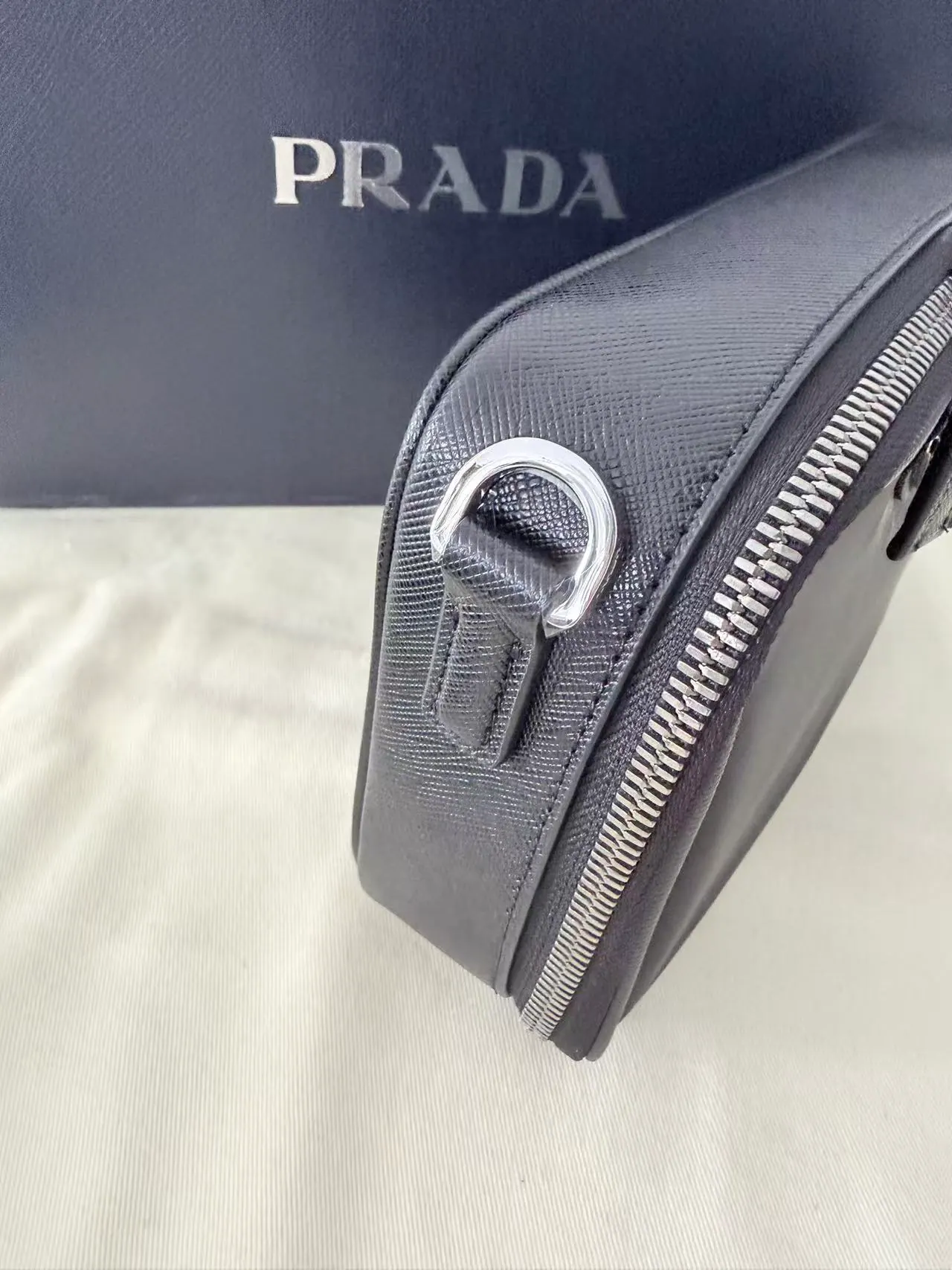 Prada Brique 再生尼龙和 Saffiano 皮革手袋 2VH070 19x12.5x5.5cm