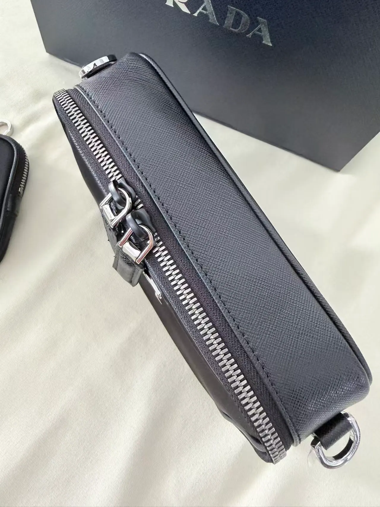 Prada Brique 再生尼龙和 Saffiano 皮革手袋 2VH070 19x12.5x5.5cm