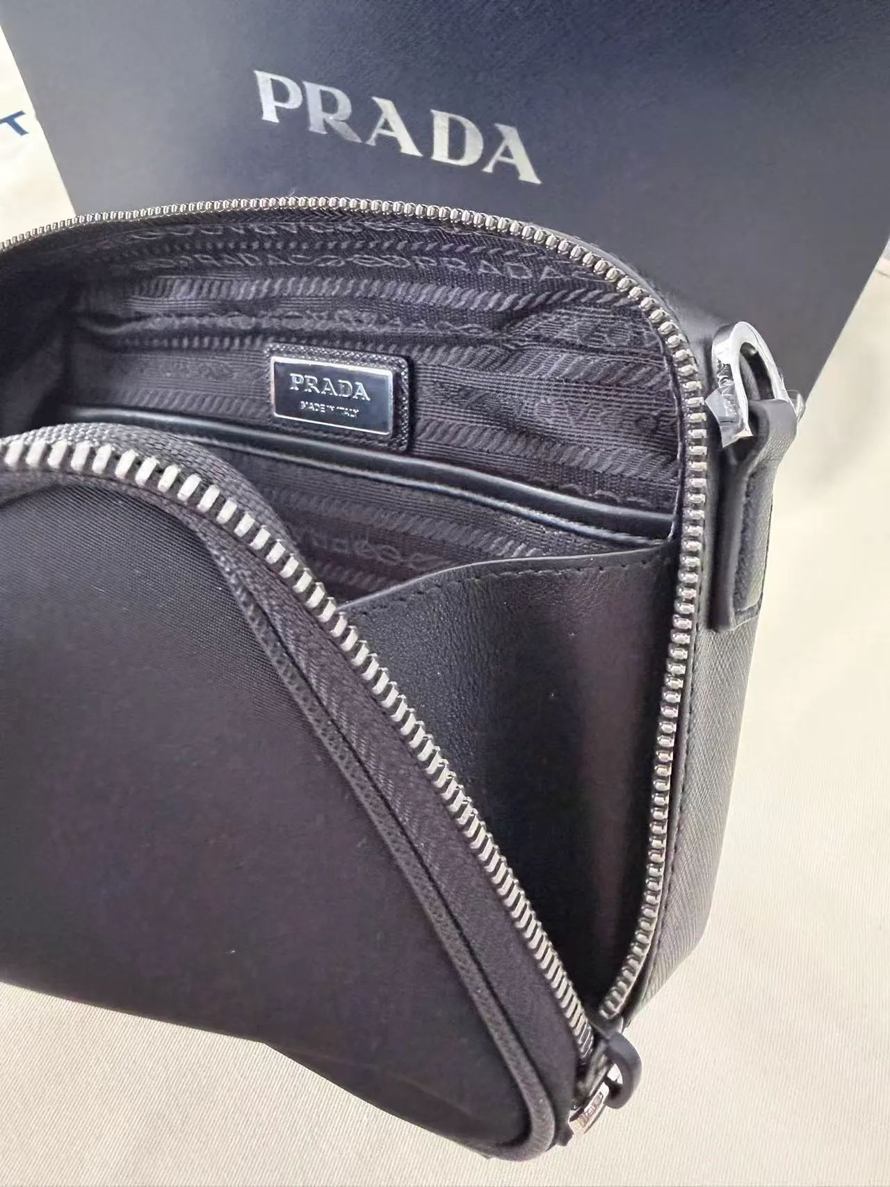 Prada Brique 再生尼龙和 Saffiano 皮革手袋 2VH070 19x12.5x5.5cm