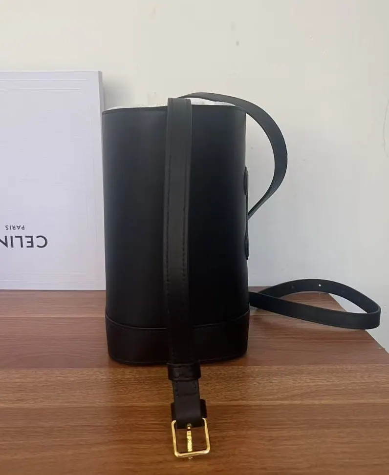 Celine Cuir Triomphe 小号水桶包 113783DU3 30 x 22 x 13cm