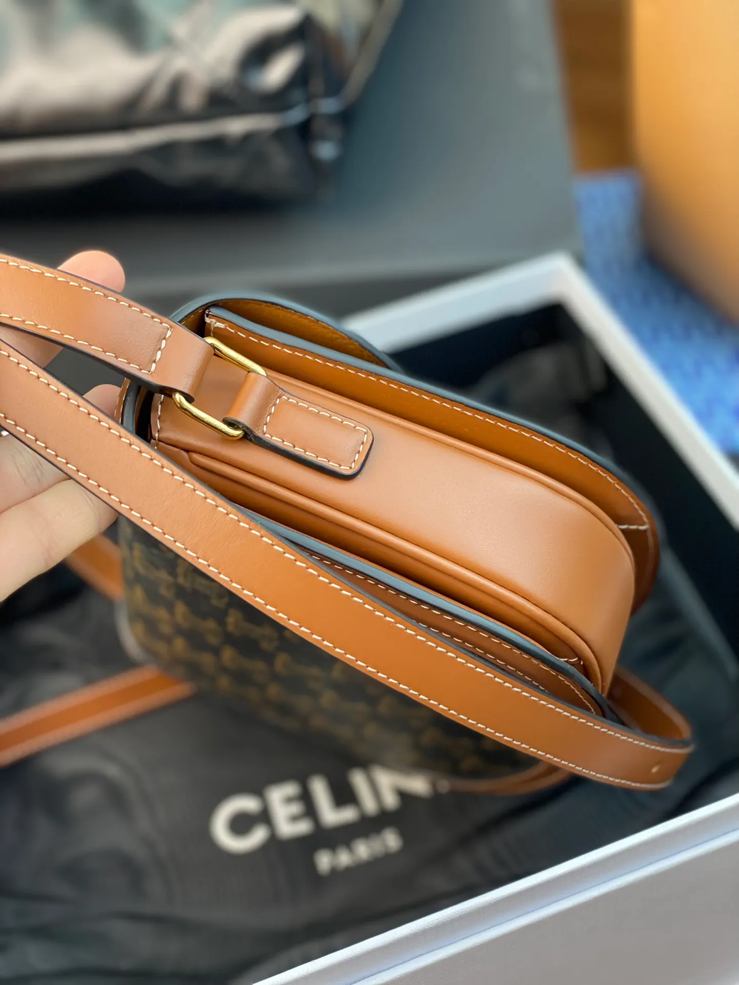 CELINE Triomphe Teen Besace 斜挎包 110962 18.5 x 16 x 6cm