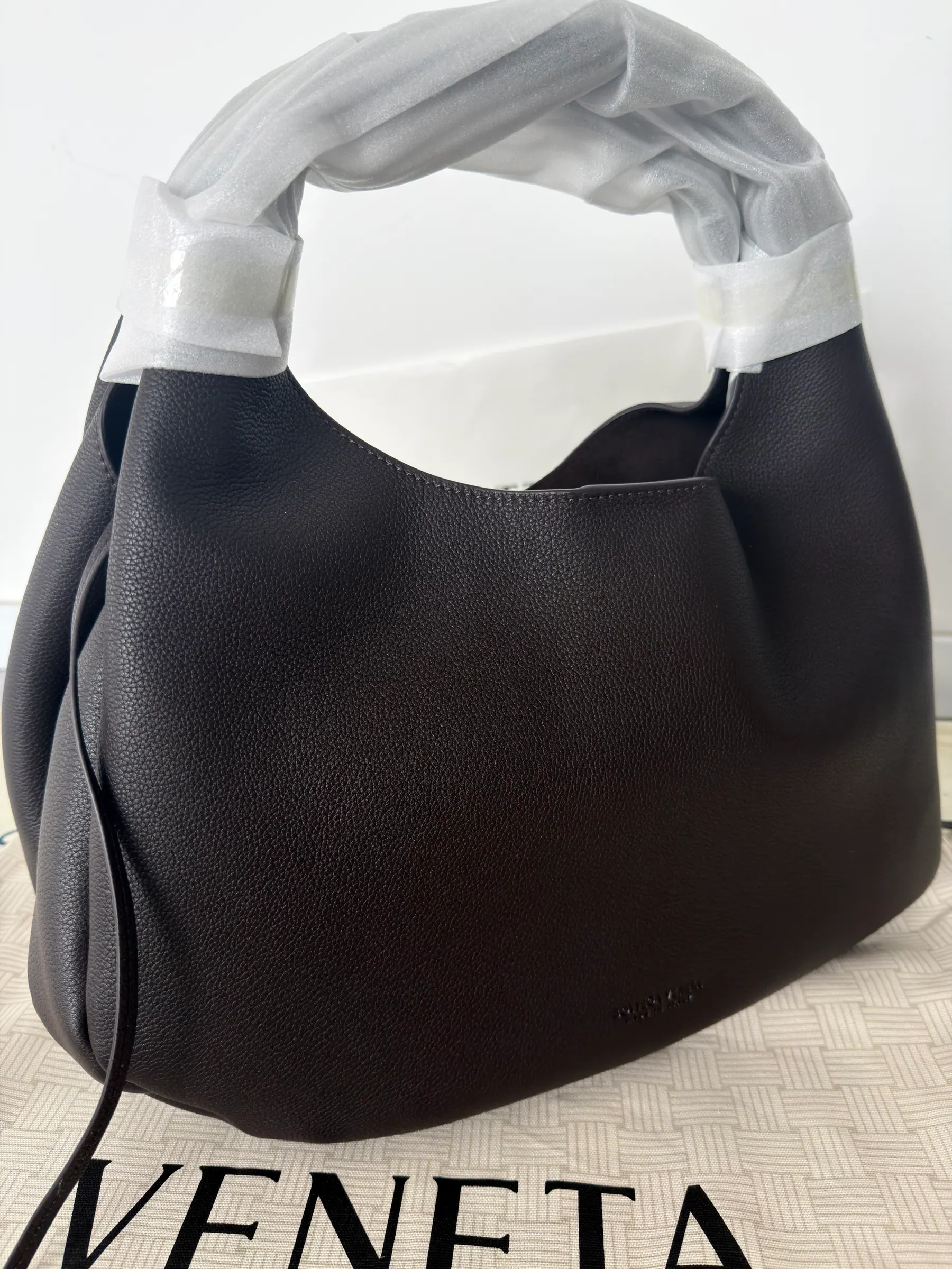 Bottega Veneta Campana 大号档案廓形单肩包 844251 39*24*18.5cm