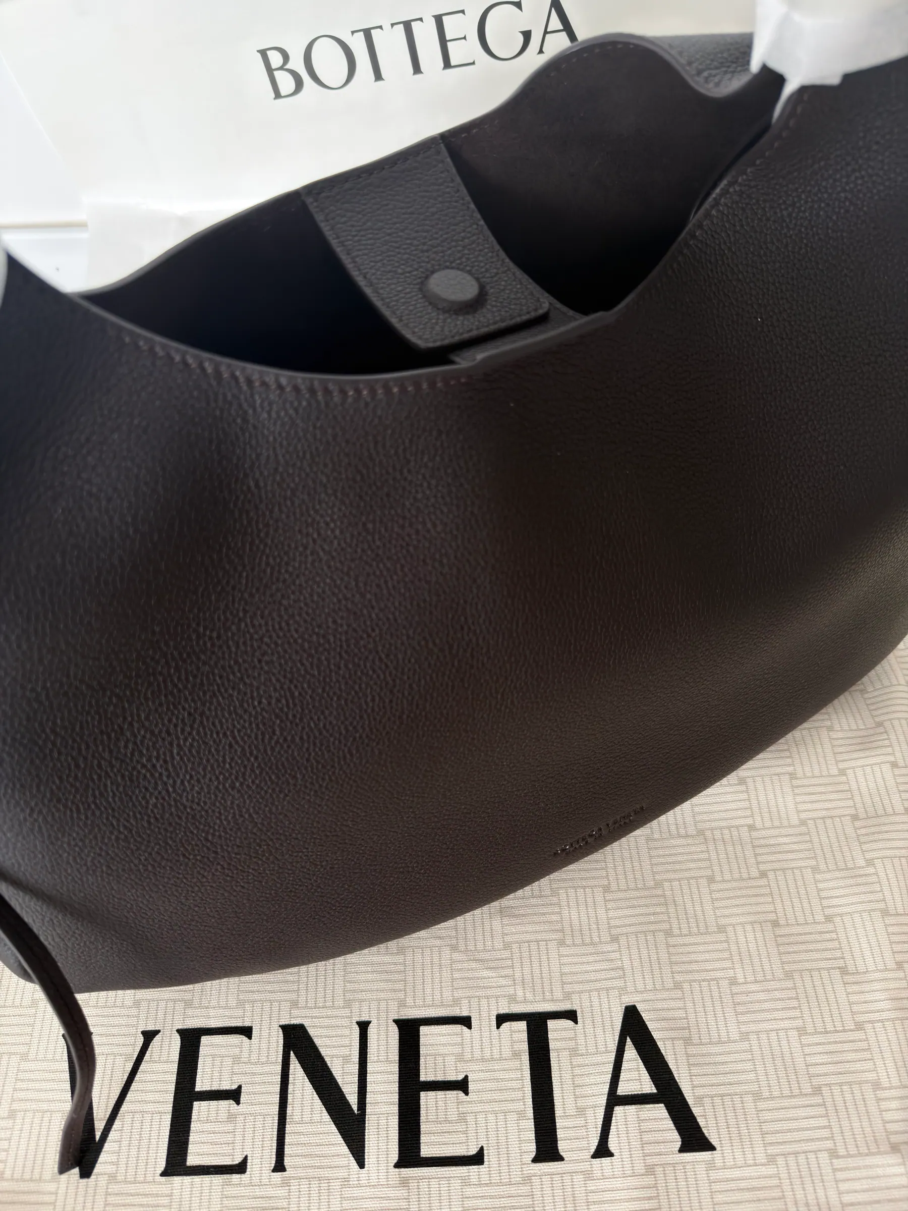 Bottega Veneta Campana 大号档案廓形单肩包 844251 39*24*18.5cm