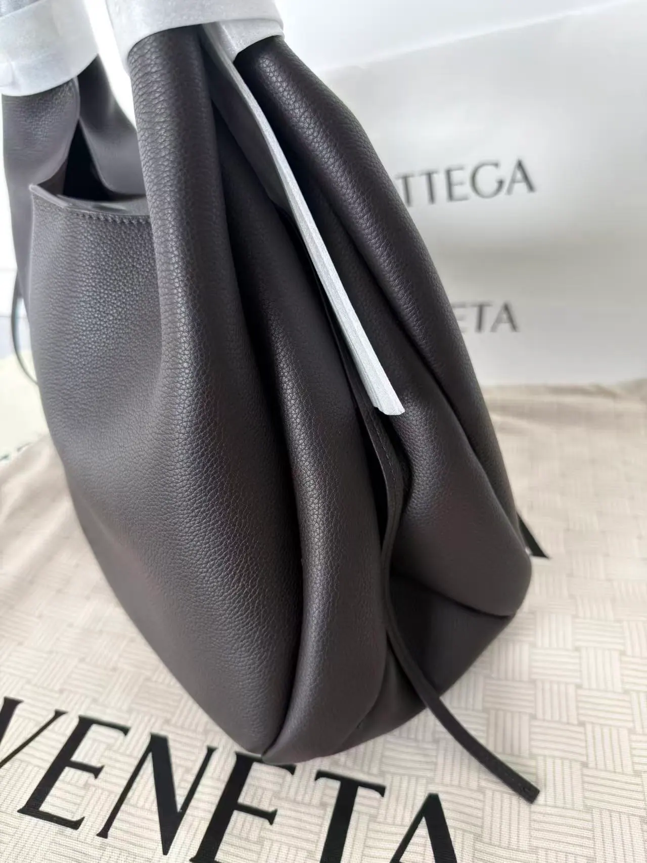 Bottega Veneta Campana 大号档案廓形单肩包 844251 39*24*18.5cm