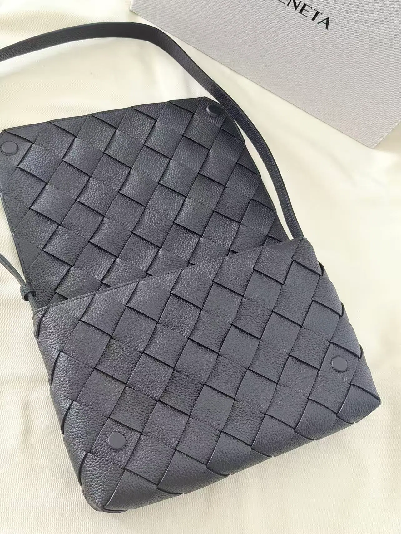 25SS 葆蝶家 M 大号 Diago 斜挎邮差包 815796 32*21.5*5cm