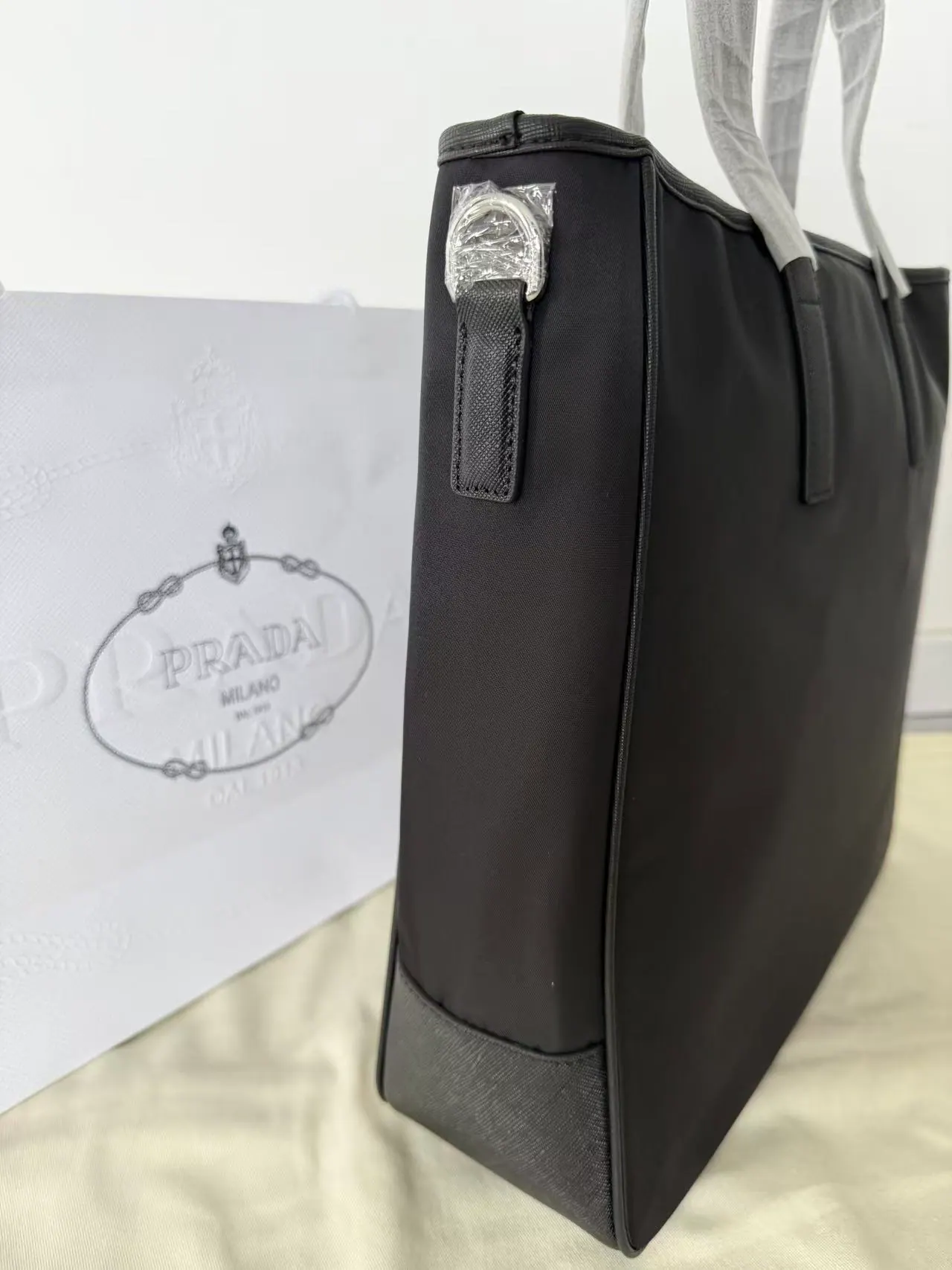 普拉达 Re-Nylon 和 Saffiano 皮革托特包 2VG064 36x34x10cm