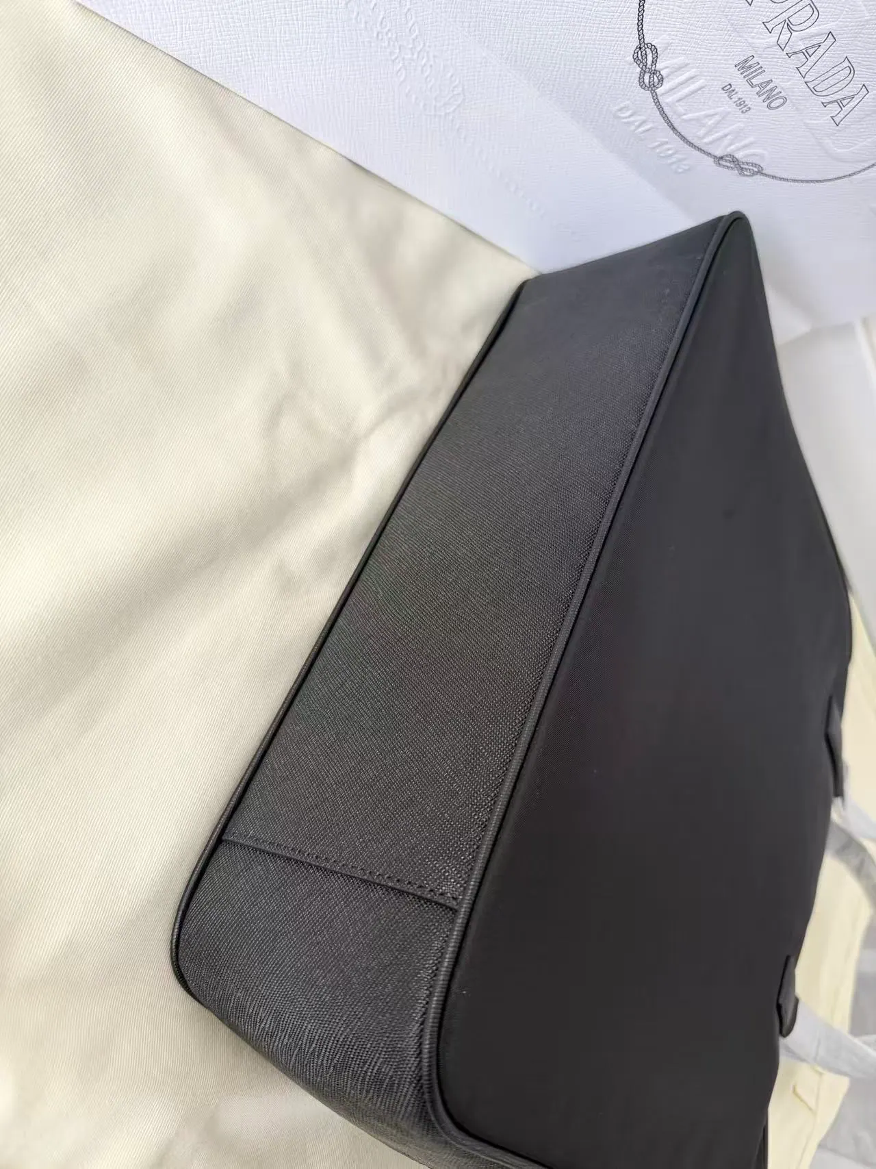 普拉达 Re-Nylon 和 Saffiano 皮革托特包 2VG064 36x34x10cm
