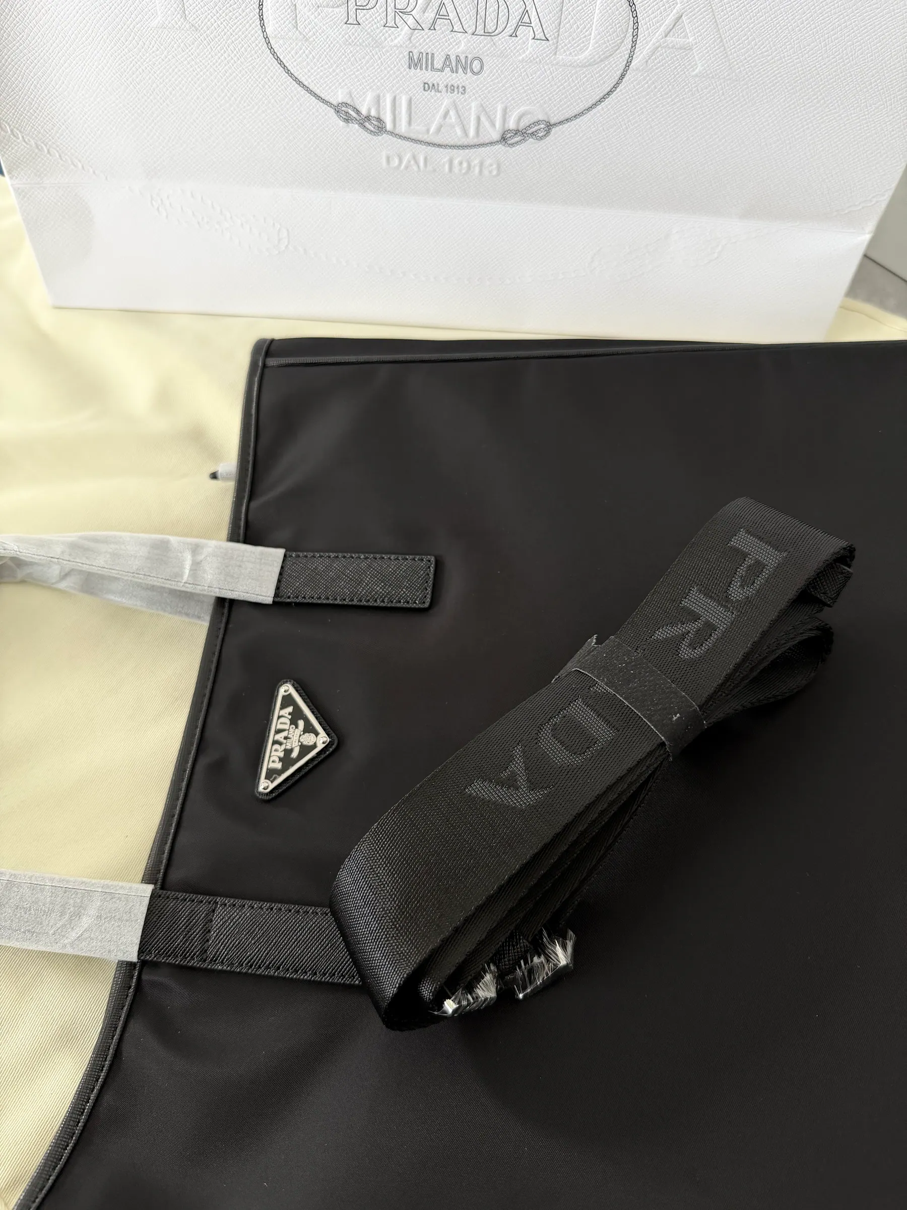 普拉达 Re-Nylon 和 Saffiano 皮革托特包 2VG064 36x34x10cm