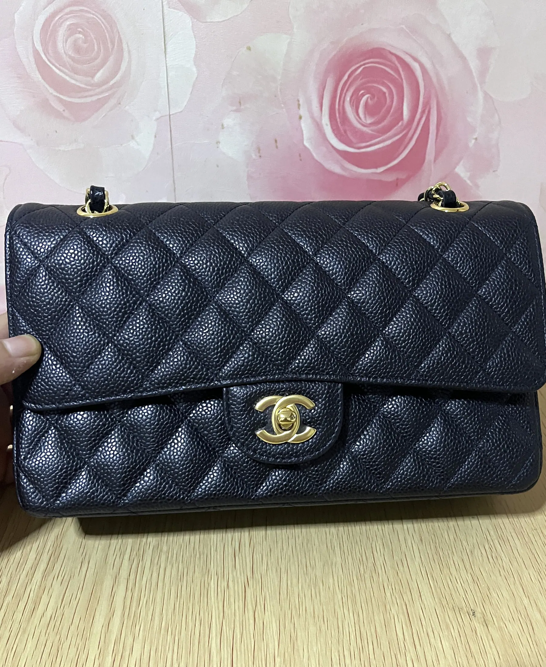 ƆC 经典鱼子酱翻盖包 中号 25cm