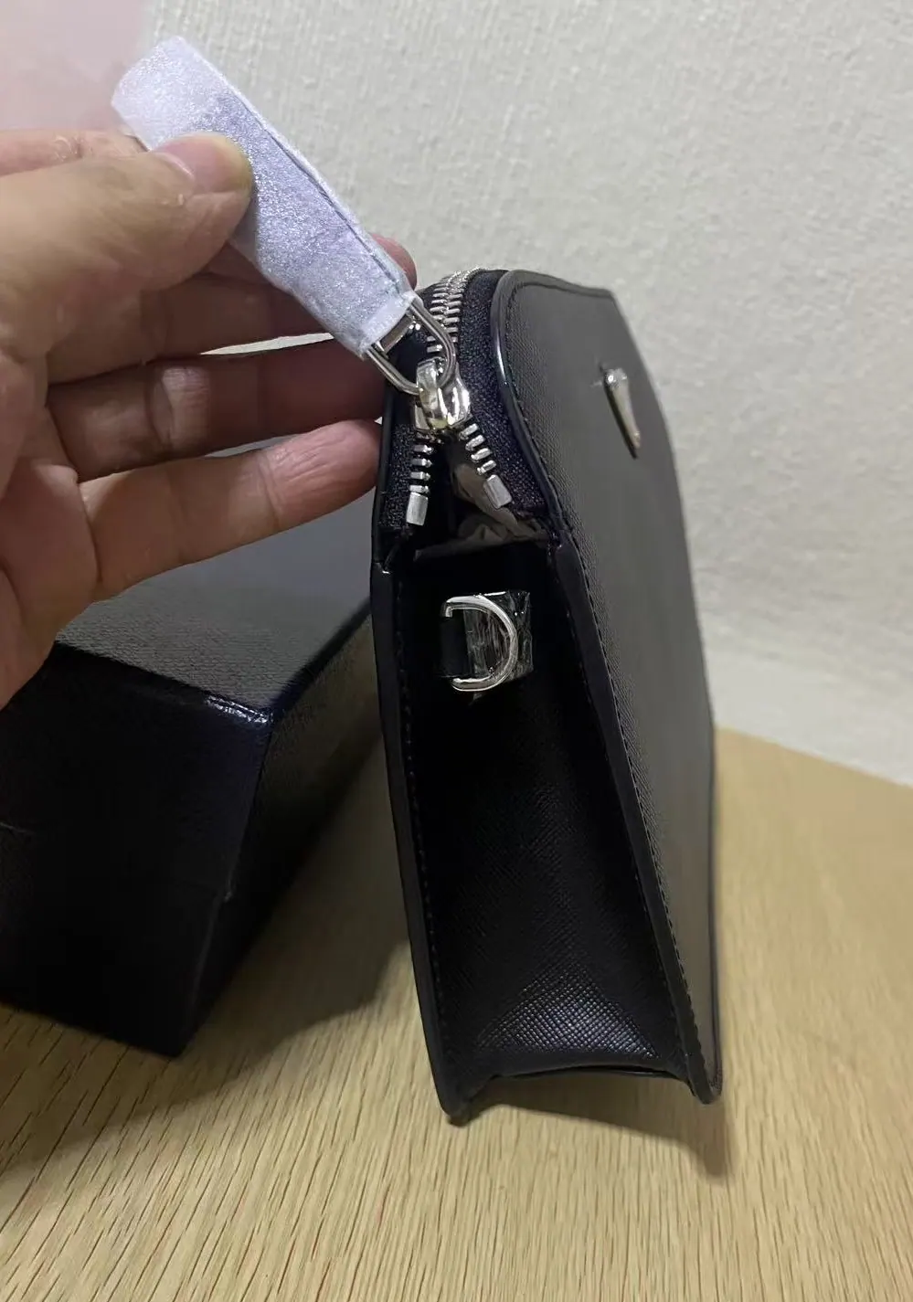 普拉达 Saffiano 手拿包 收纳包 2VF056 17*5*26.5cm