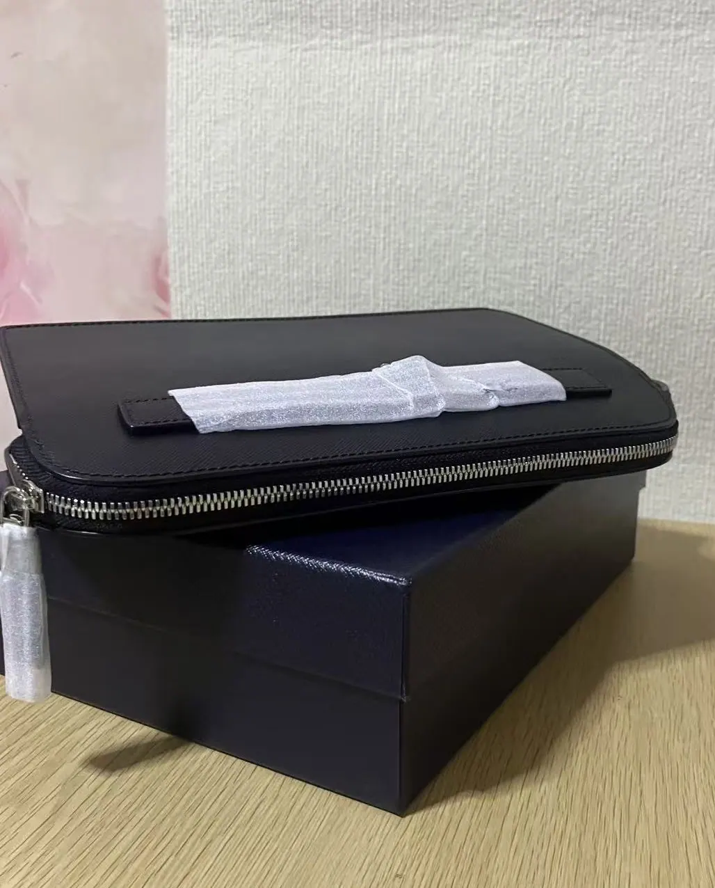 普拉达 Saffiano 手拿包 收纳包 2VF056 17*5*26.5cm