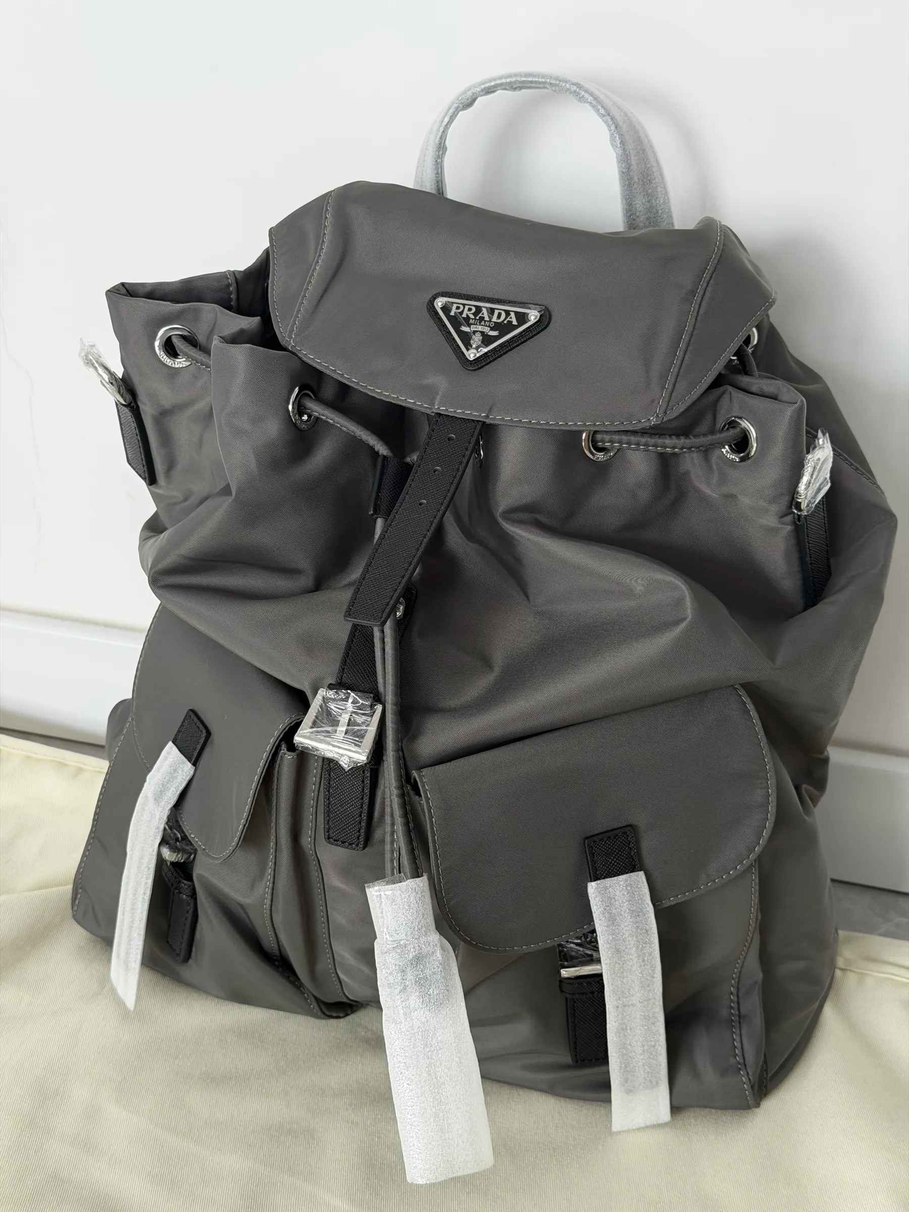 普拉达 Re-Nylon 双肩背包 2VZ110 34x39x15cm