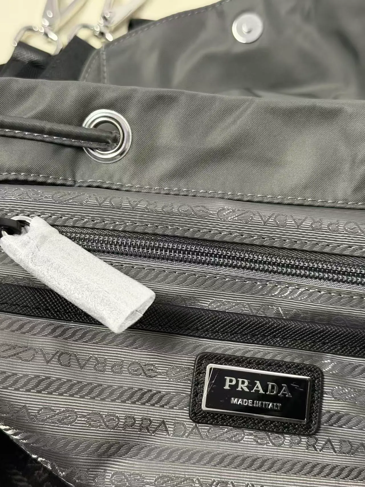 普拉达 Re-Nylon 双肩背包 2VZ110 34x39x15cm