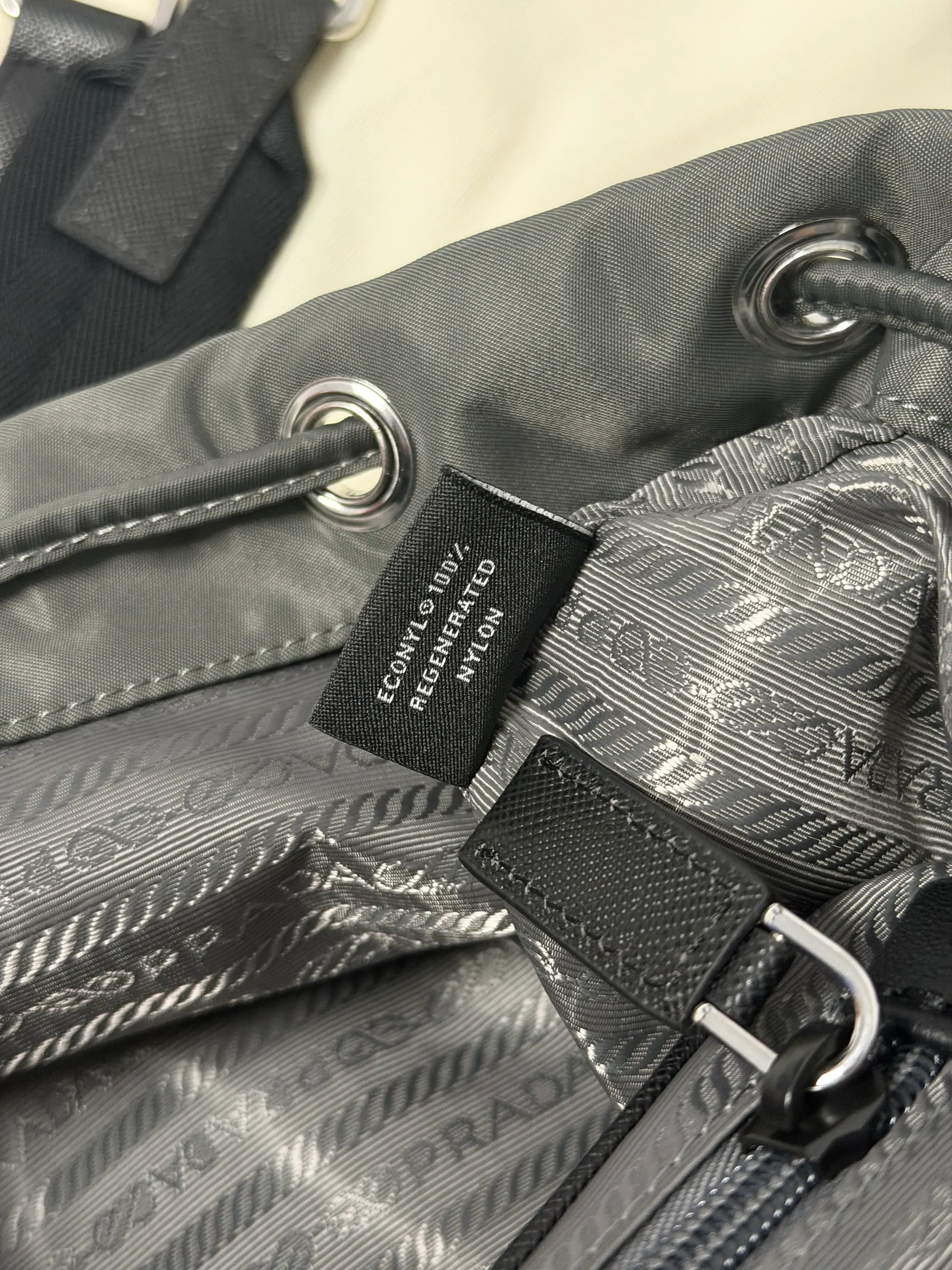 普拉达 Re-Nylon 双肩背包 2VZ110 34x39x15cm
