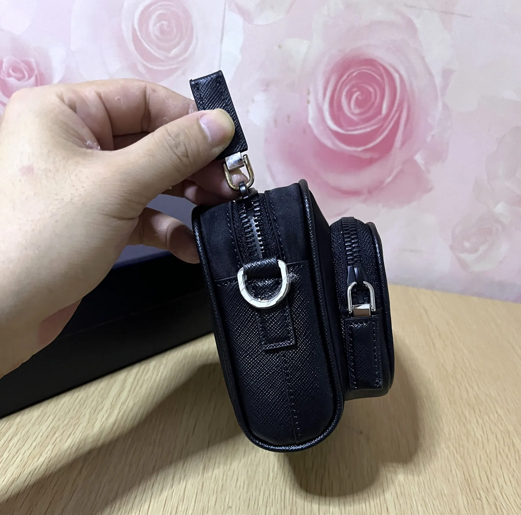 普拉达 Re-Nylon Saffiano 斜挎包 2VH172
