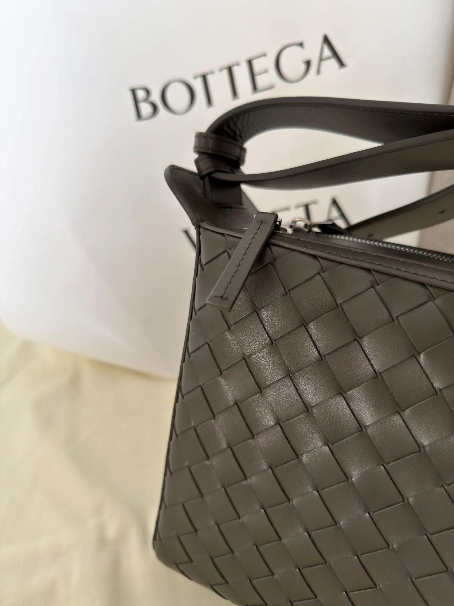 Bottega Veneta Tribeca 顶部提手包 836016 30.5*20*9cm