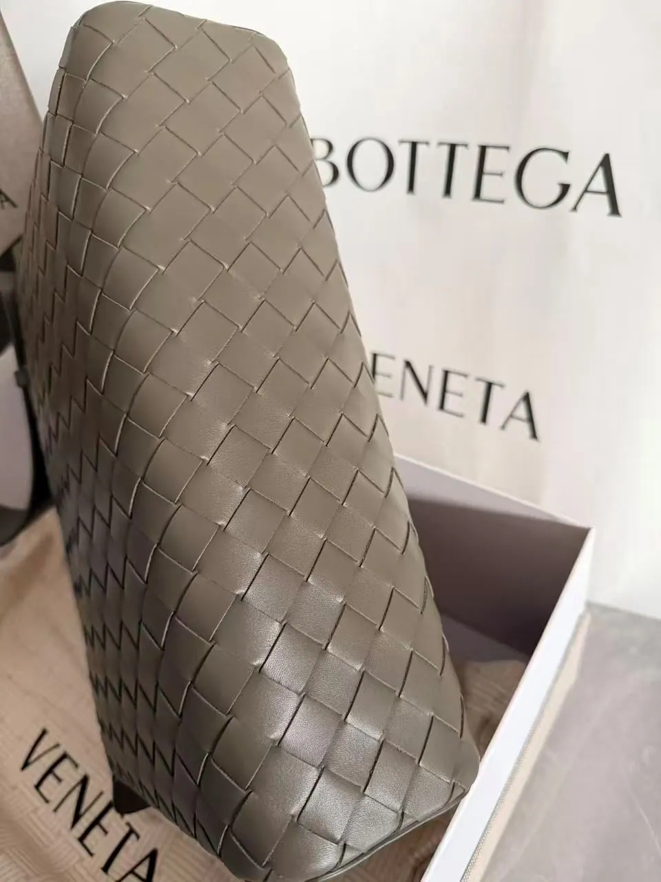 Bottega Veneta Tribeca 顶部提手包 836016 30.5*20*9cm