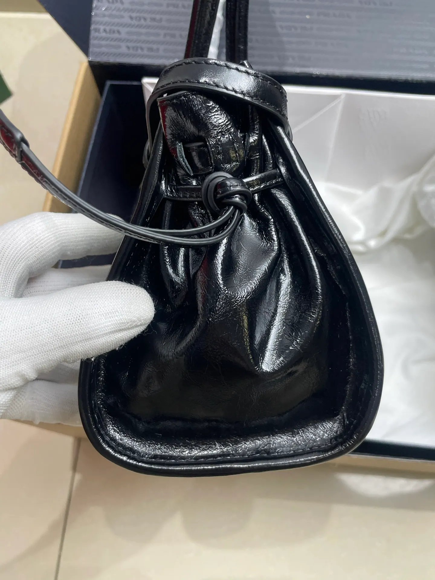 普拉达中号皮革手提包 1BA426 32x15x13cm