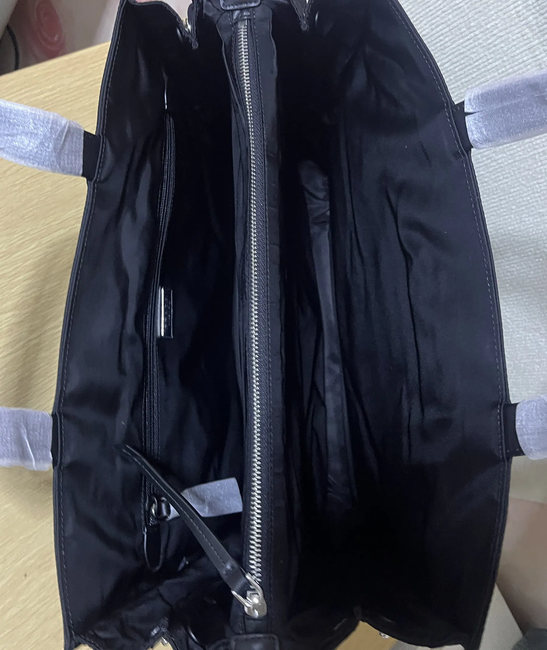 普拉达三角标志 Re-Nylon 皮革托特包 2VG076 38x36x14cm