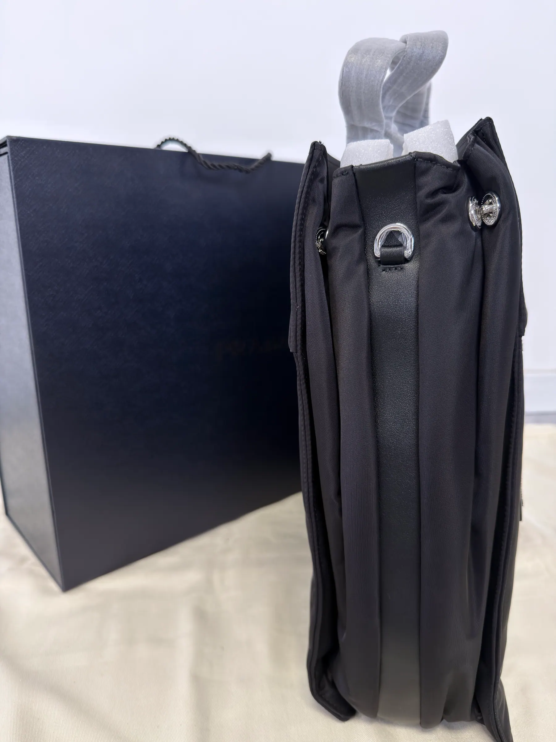 普拉达三角标志 Re-Nylon 皮革托特包 2VG076 38x36x14cm