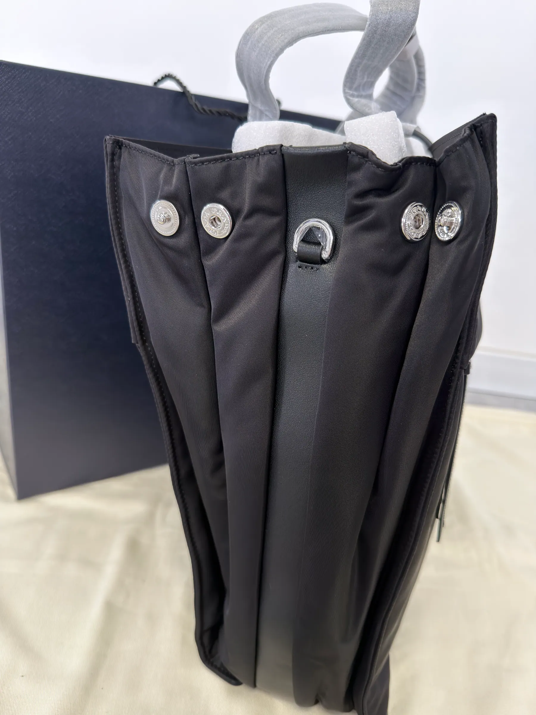 普拉达三角标志 Re-Nylon 皮革托特包 2VG076 38x36x14cm