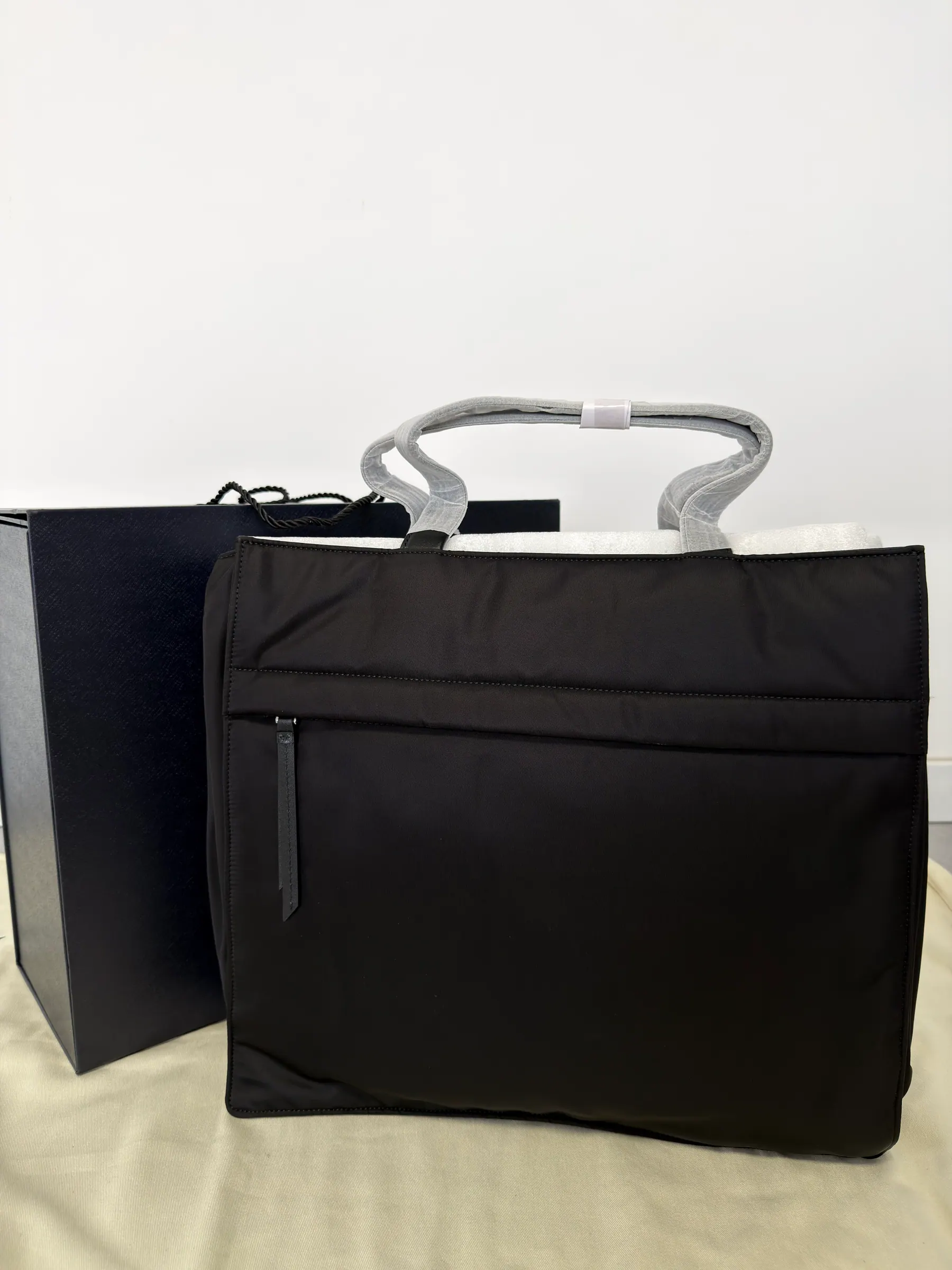 普拉达三角标志 Re-Nylon 皮革托特包 2VG076 38x36x14cm